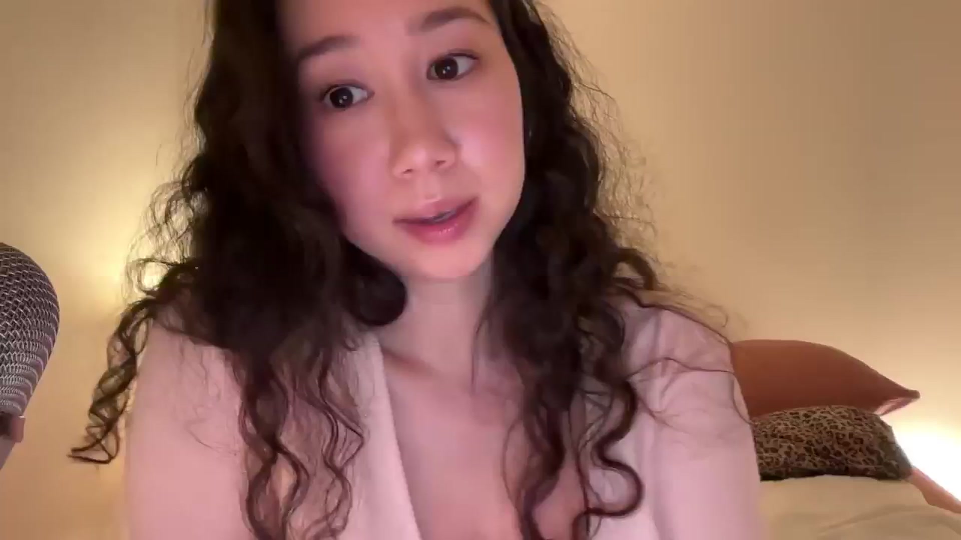 Gallery image thumbnail from cute_asian69's myfreecams stream on, 06/07/2024, 24:19 image 10 of 20