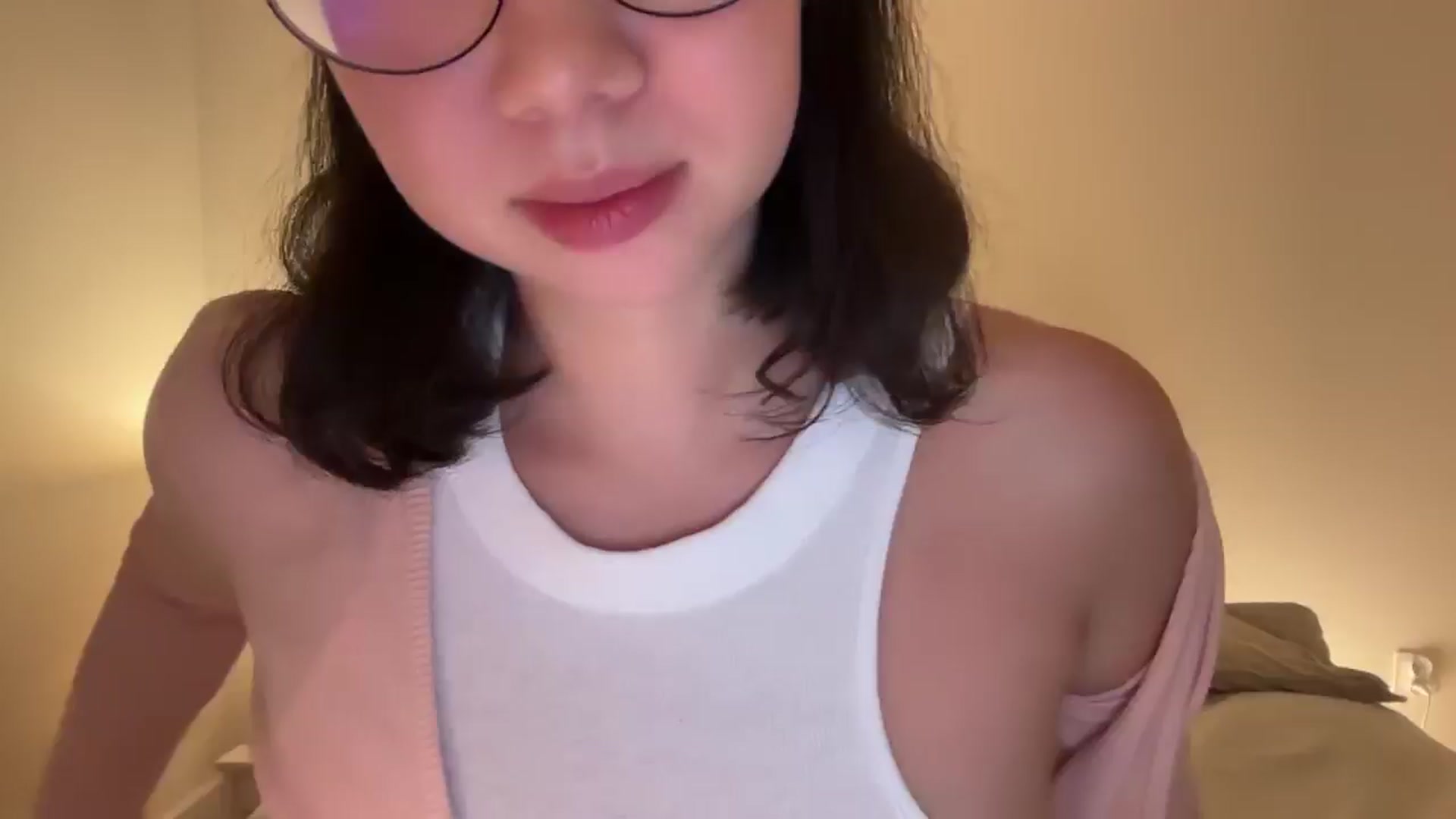 Gallery image thumbnail from cute_asian69's myfreecams stream on, 12/06/2024, 01:31 image 8 of 20