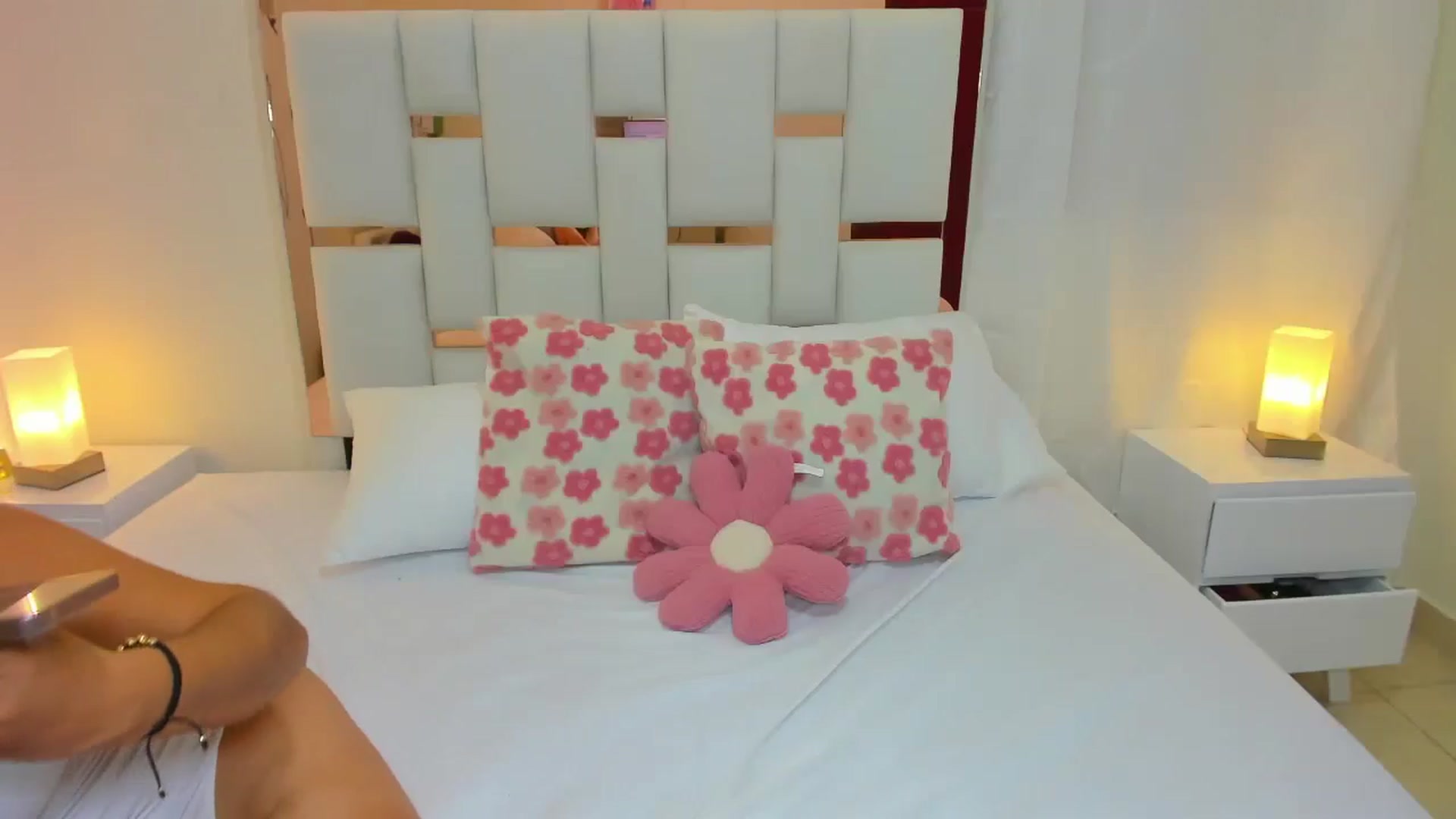 Gallery image thumbnail from cute_desiree's myfreecams stream on, 01/24/2026, 24:00 image 18 of 20
