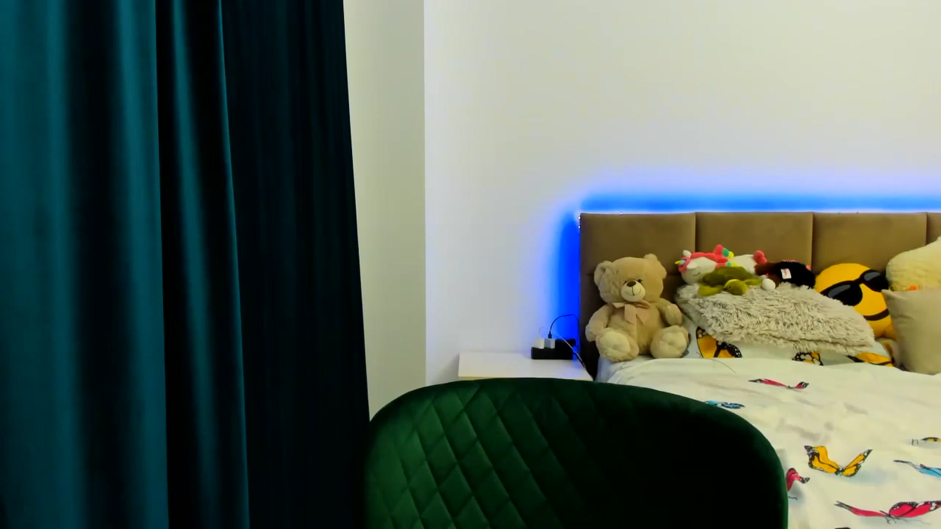 Gallery image thumbnail from cutealiice's myfreecams stream on, 11/14/2023, 18:10 image 8 of 20