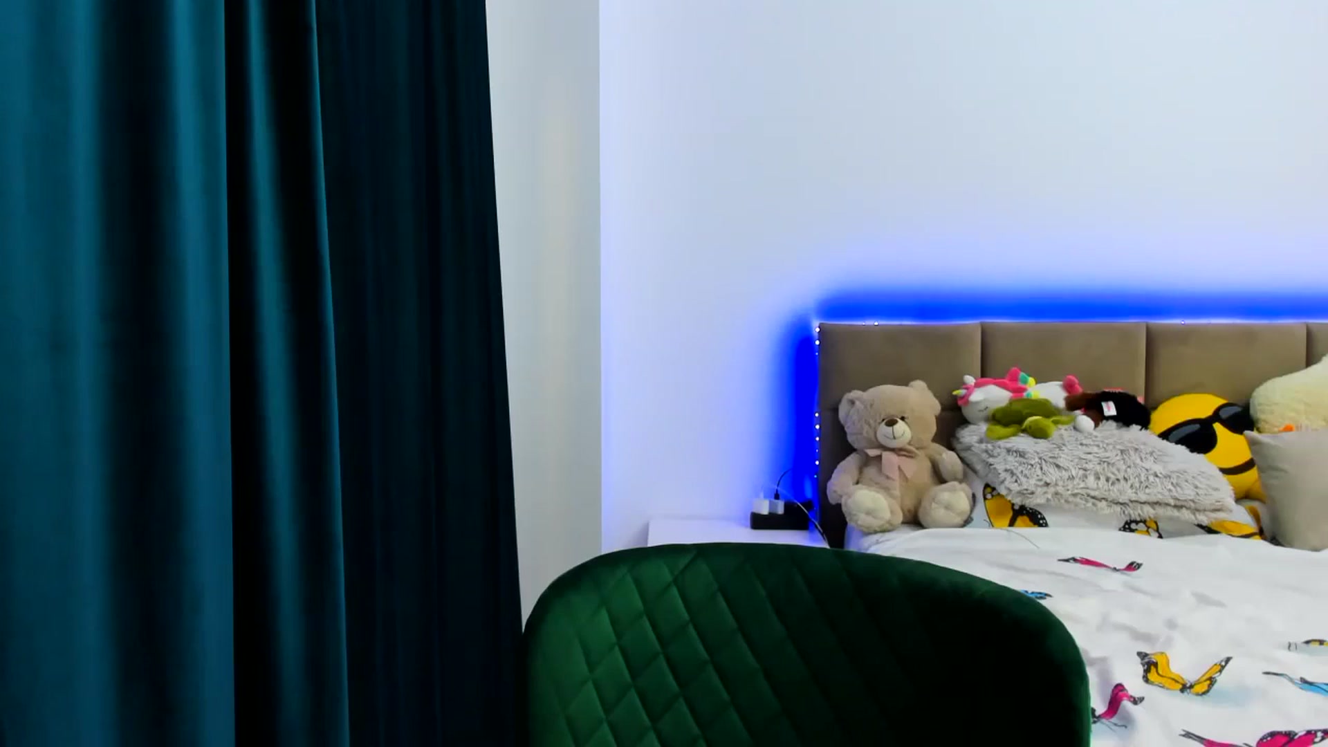 Gallery image thumbnail from cutealiice's myfreecams stream on, 11/14/2023, 18:10 image 3 of 20