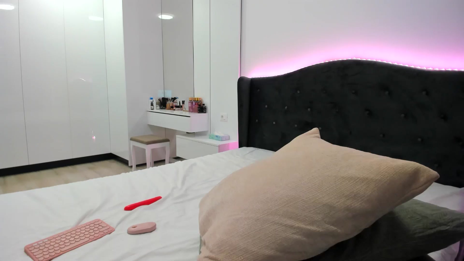 Gallery image thumbnail from cuteandsweet's myfreecams stream on, 02/26/2025, 20:37 image 18 of 20