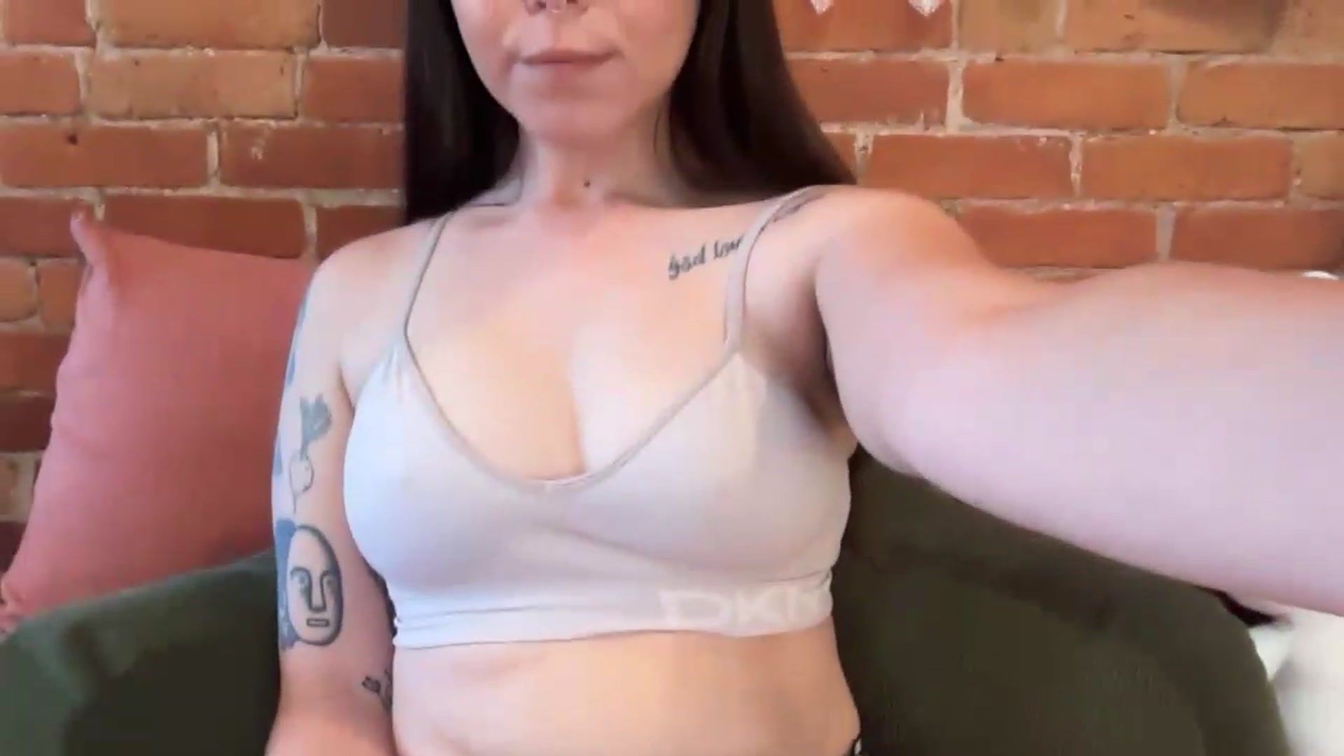 Gallery image thumbnail from cuteballoons's myfreecams stream on, 09/04/2026, 21:38 image 17 of 20