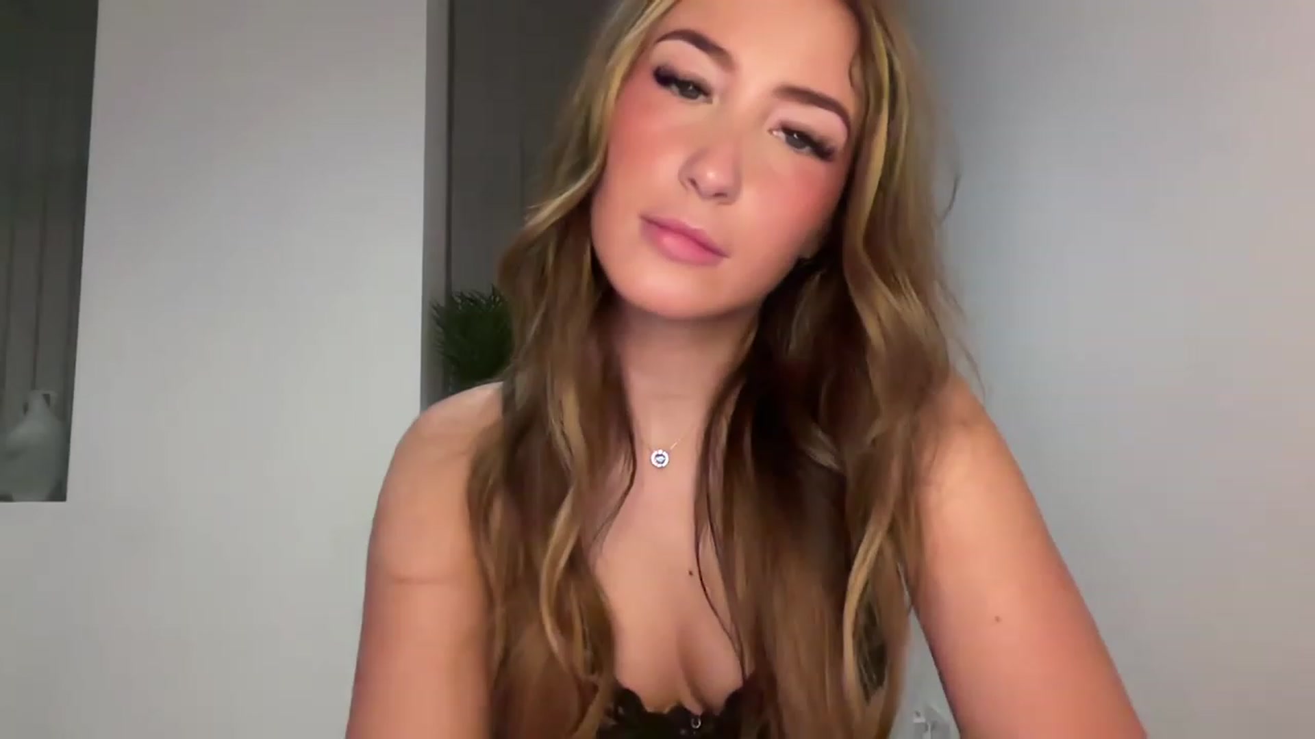 Gallery image thumbnail from cutecarmenxo's myfreecams stream on, 06/20/2023, 02:41 image 6 of 20