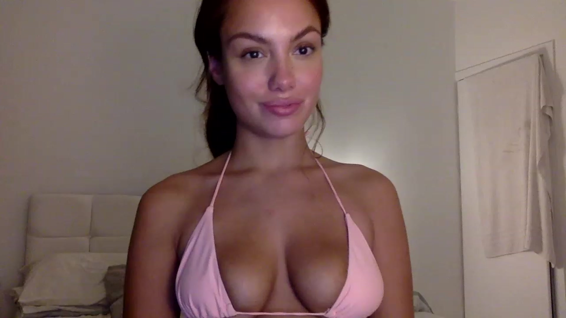 Gallery image thumbnail from cutegirl62's myfreecams stream on, 12/12/2022, 21:40 image 8 of 20