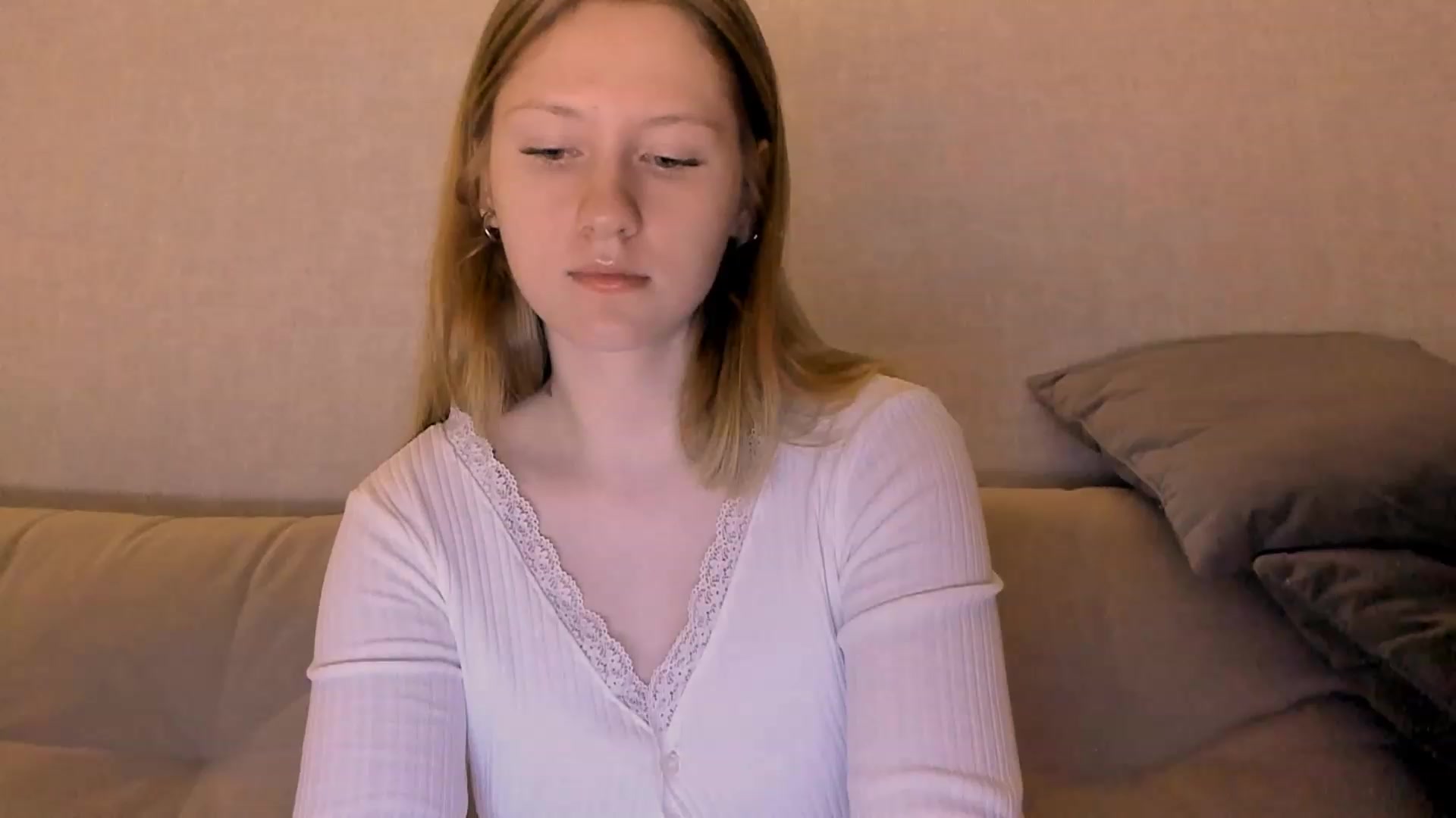 Gallery image thumbnail from cutegirlAlice's myfreecams stream on, 12/18/2022, 15:01 image 2 of 20