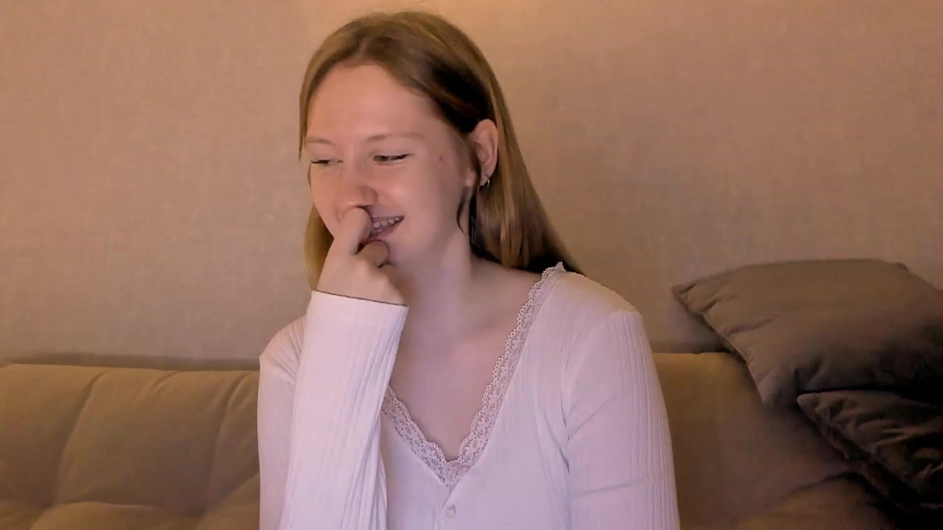 Gallery image thumbnail from cutegirlAlice's myfreecams stream on, 12/18/2022, 15:01 image 8 of 20