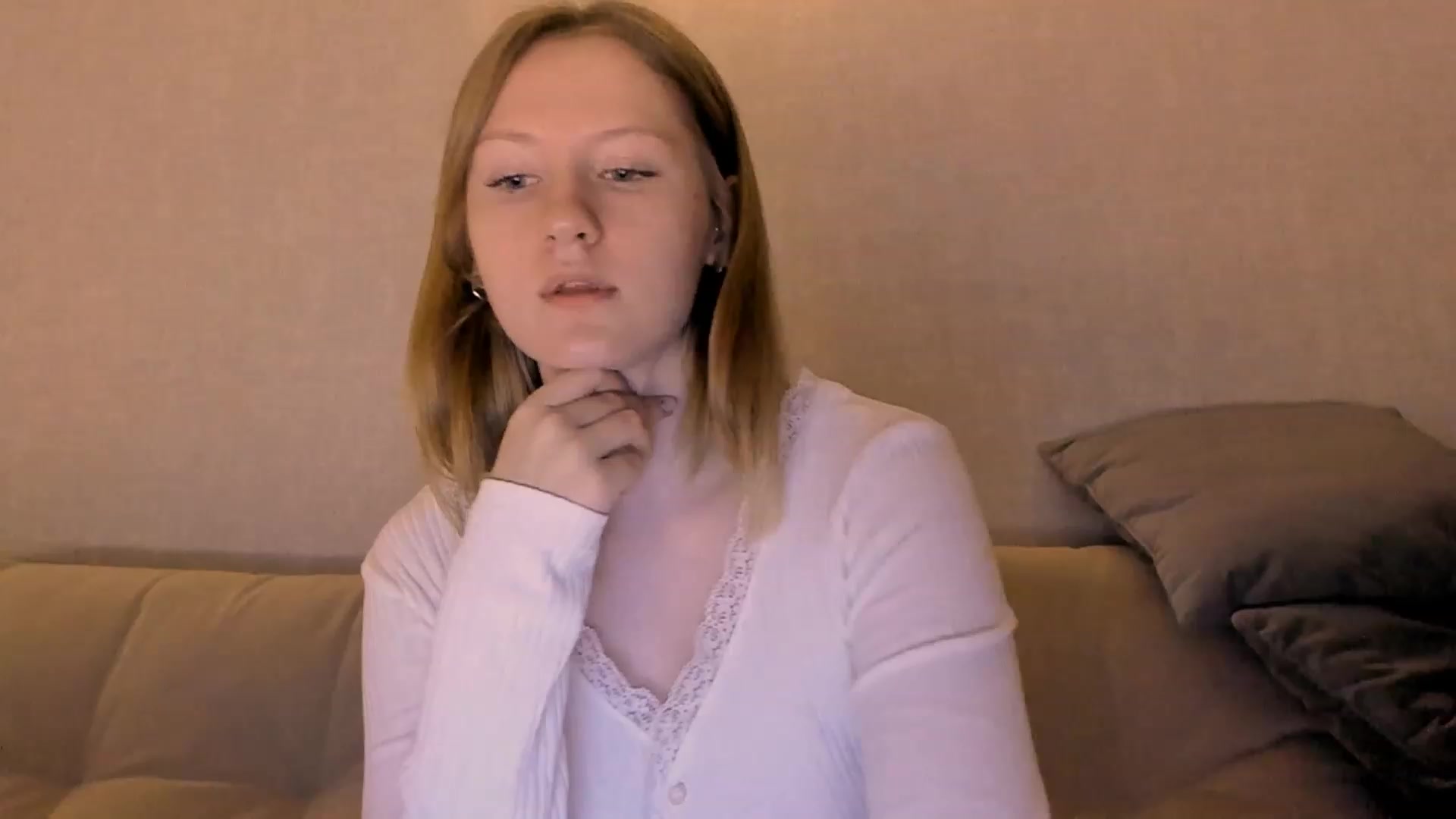 Gallery image thumbnail from cutegirlAlice's myfreecams stream on, 12/18/2022, 15:01 image 14 of 20