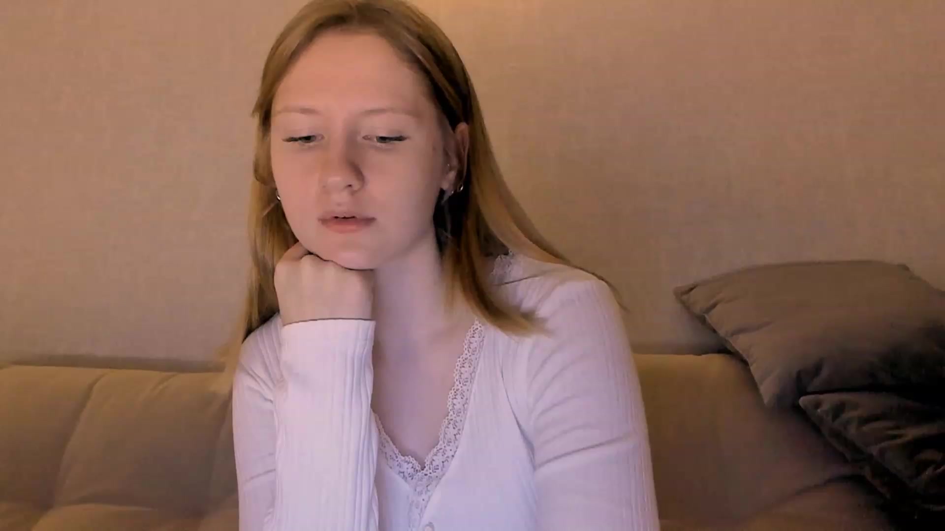 Gallery image thumbnail from cutegirlAlice's myfreecams stream on, 12/18/2022, 15:01 image 12 of 20