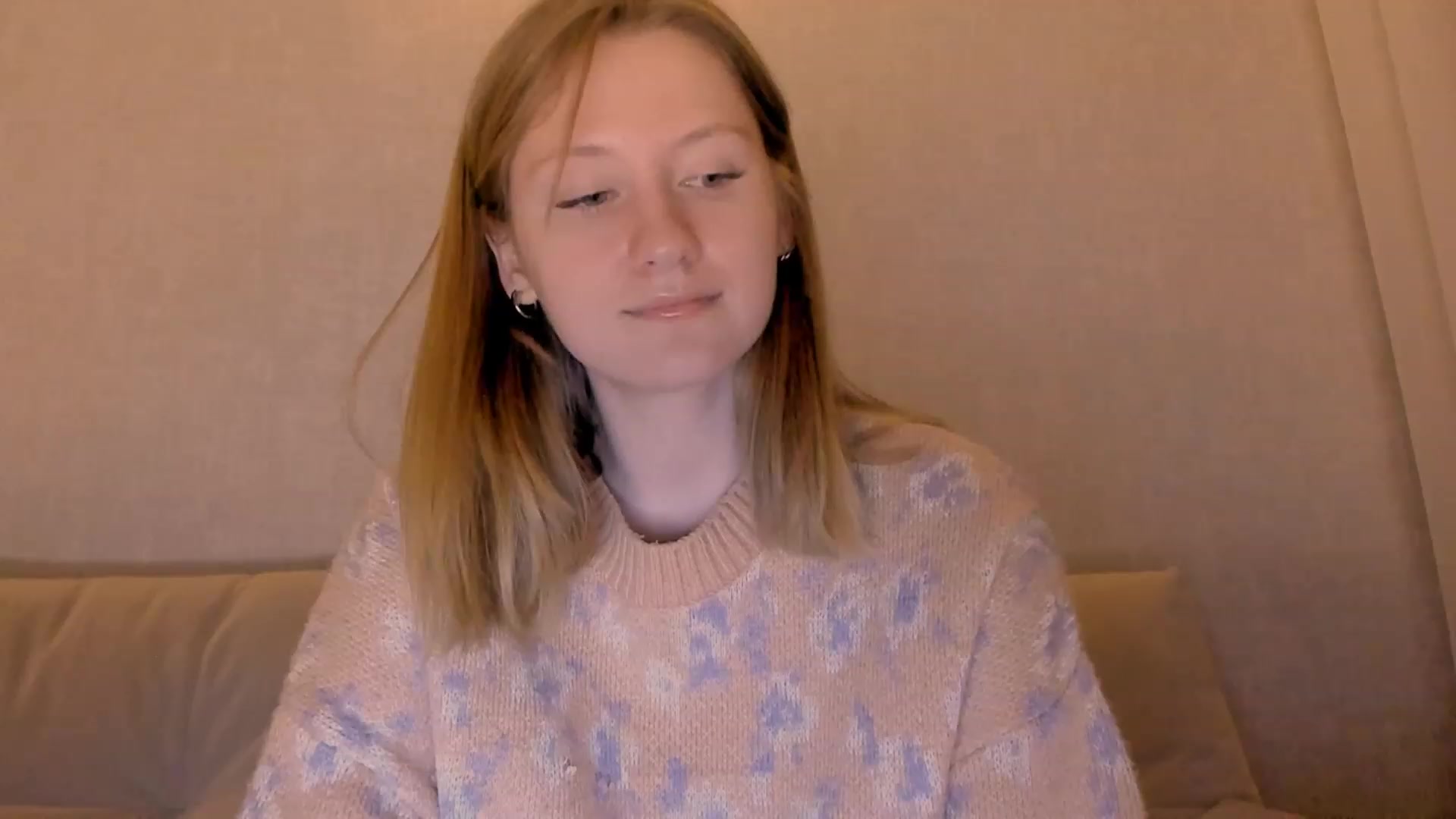 Gallery image thumbnail from cutegirlAlice's myfreecams stream on, 12/24/2022, 15:13 image 7 of 20