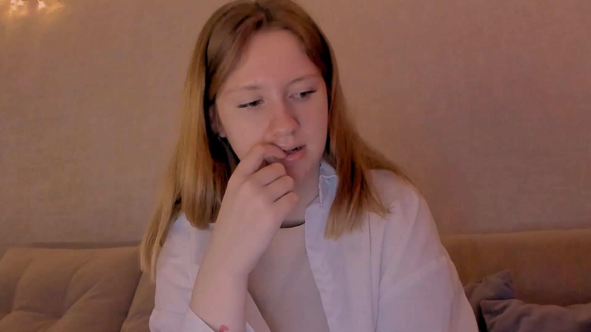 Gallery image thumbnail from cutegirlAlice's myfreecams stream on, 12/30/2022, 07:29 image 15 of 20