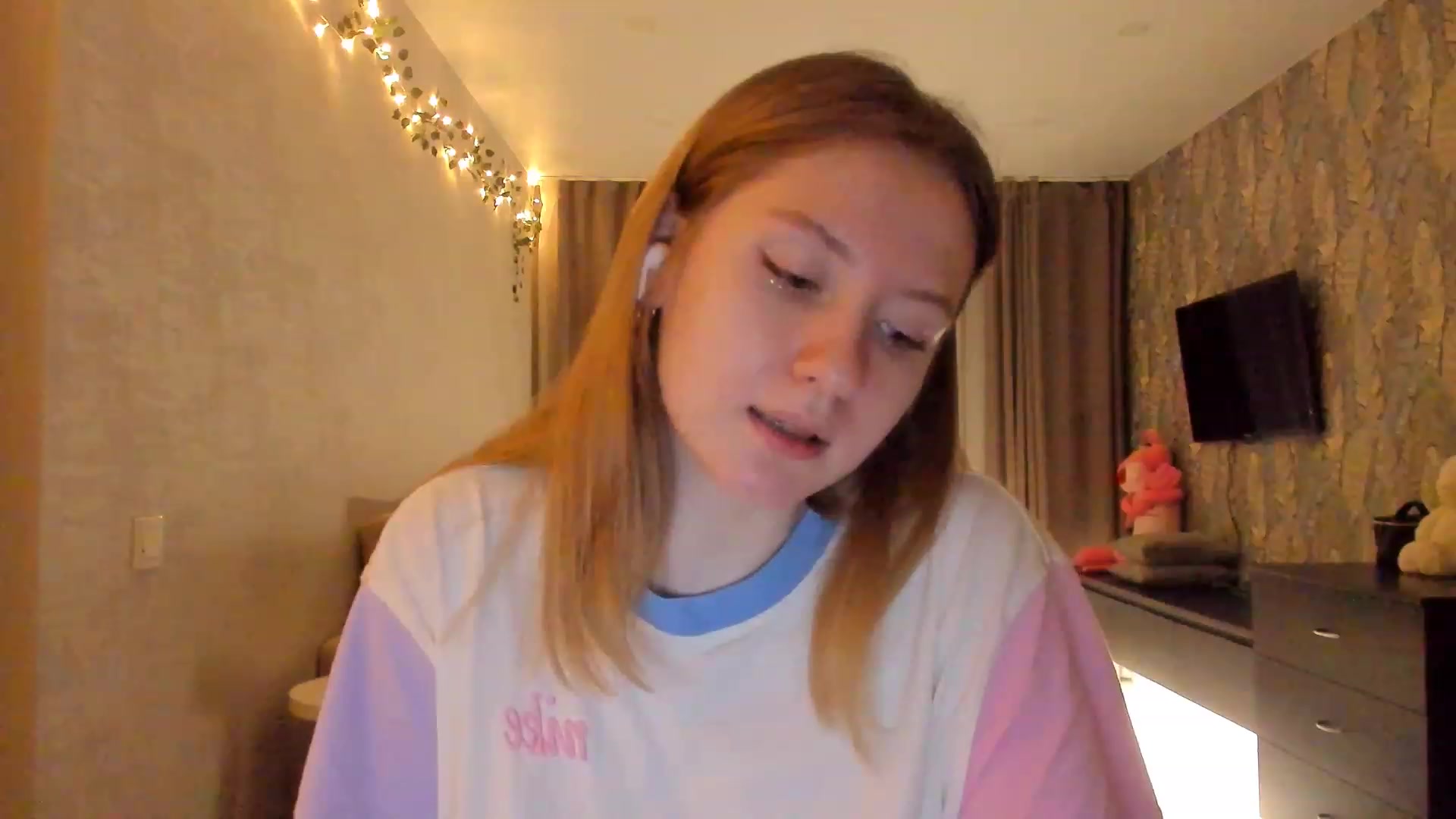 Gallery image thumbnail from cutegirlAlice's myfreecams stream on, 02/03/2023, 16:01 image 15 of 20