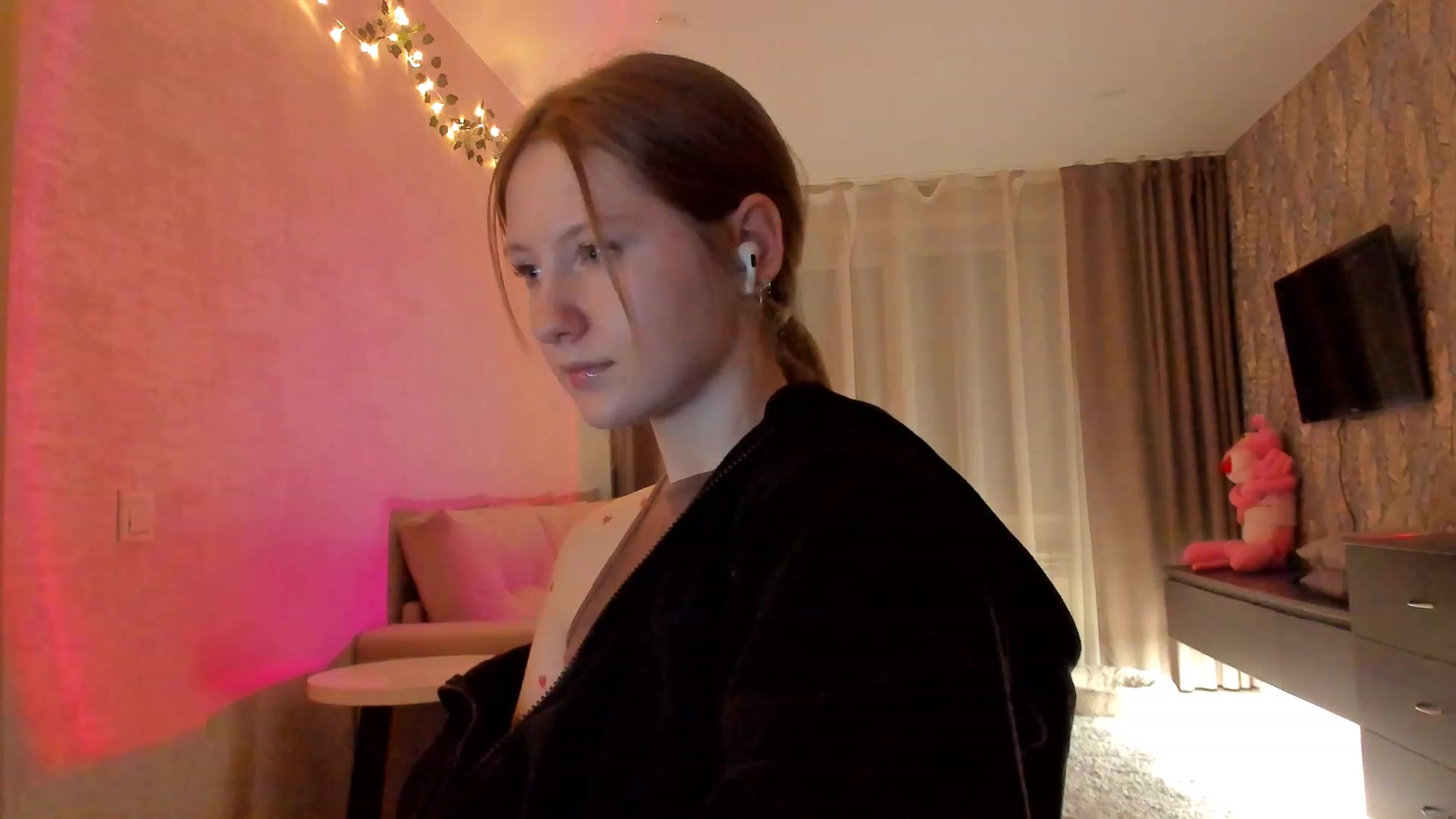 Gallery image thumbnail from cutegirlAlice's myfreecams stream on, 02/06/2023, 17:23 image 5 of 20