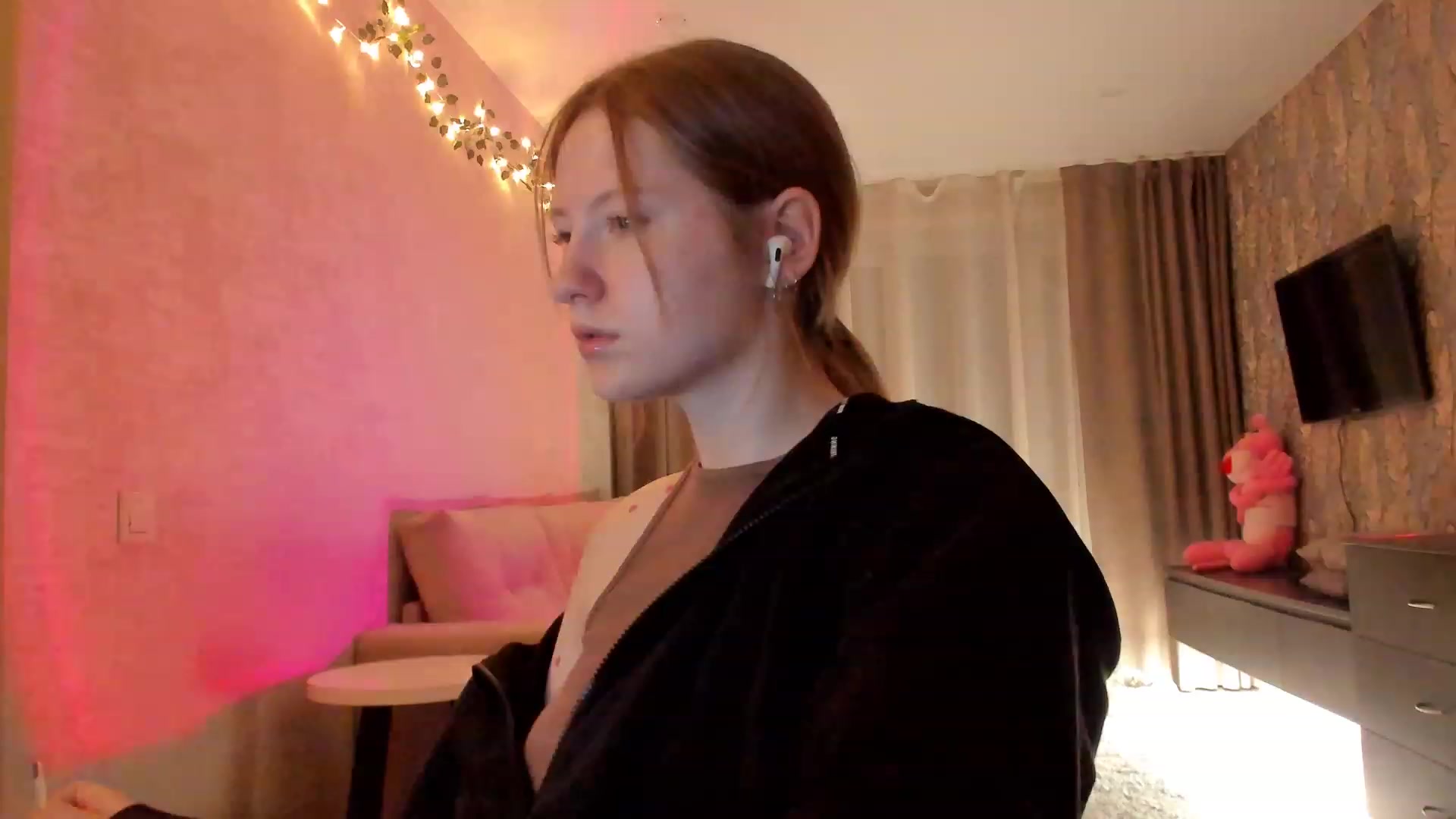 Gallery image thumbnail from cutegirlAlice's myfreecams stream on, 02/06/2023, 17:23 image 7 of 20