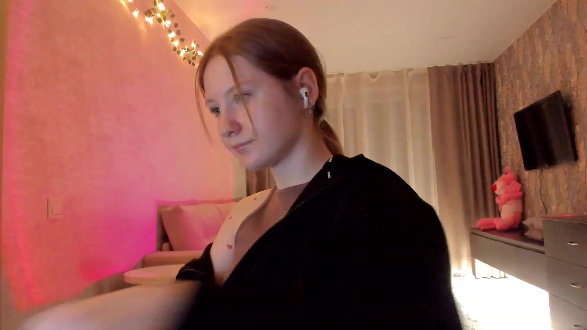 Gallery image thumbnail from cutegirlAlice's myfreecams stream on, 02/06/2023, 17:23 image 6 of 20