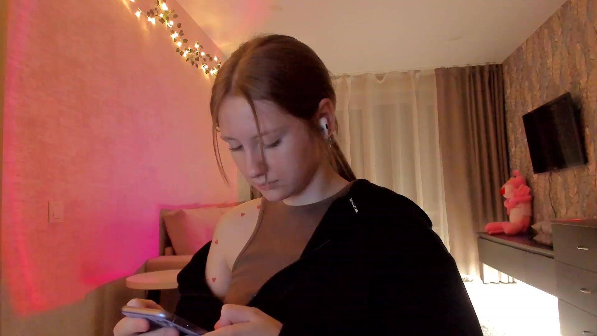 Gallery image thumbnail from cutegirlAlice's myfreecams stream on, 02/06/2023, 17:23 image 10 of 20