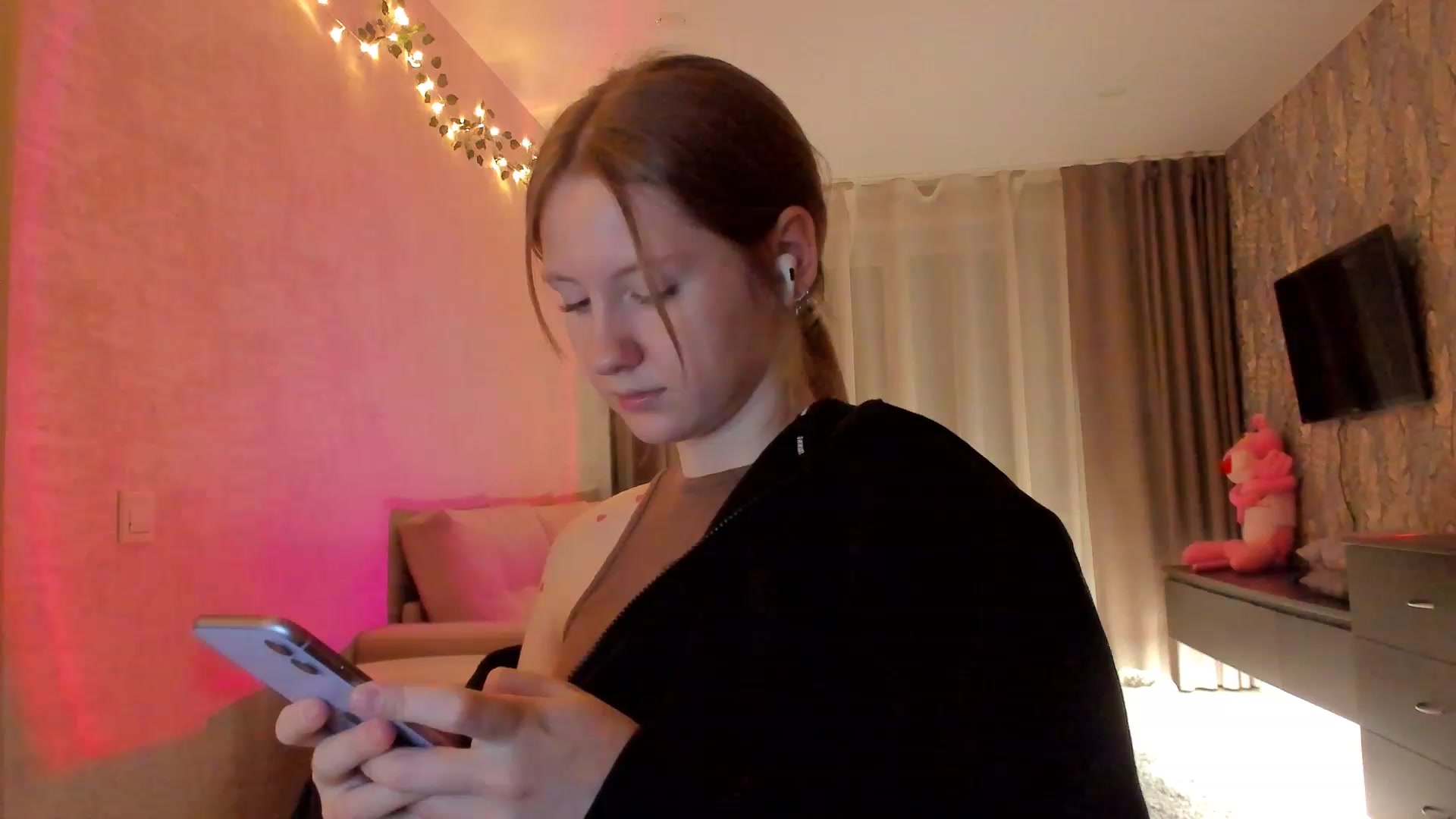 Gallery image thumbnail from cutegirlAlice's myfreecams stream on, 02/06/2023, 17:23 image 3 of 20