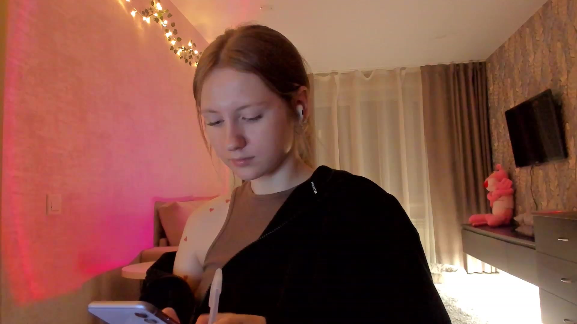 Gallery image thumbnail from cutegirlAlice's myfreecams stream on, 02/06/2023, 17:23 image 15 of 20