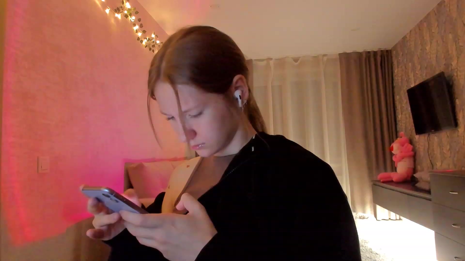Gallery image thumbnail from cutegirlAlice's myfreecams stream on, 02/06/2023, 17:23 image 1 of 20