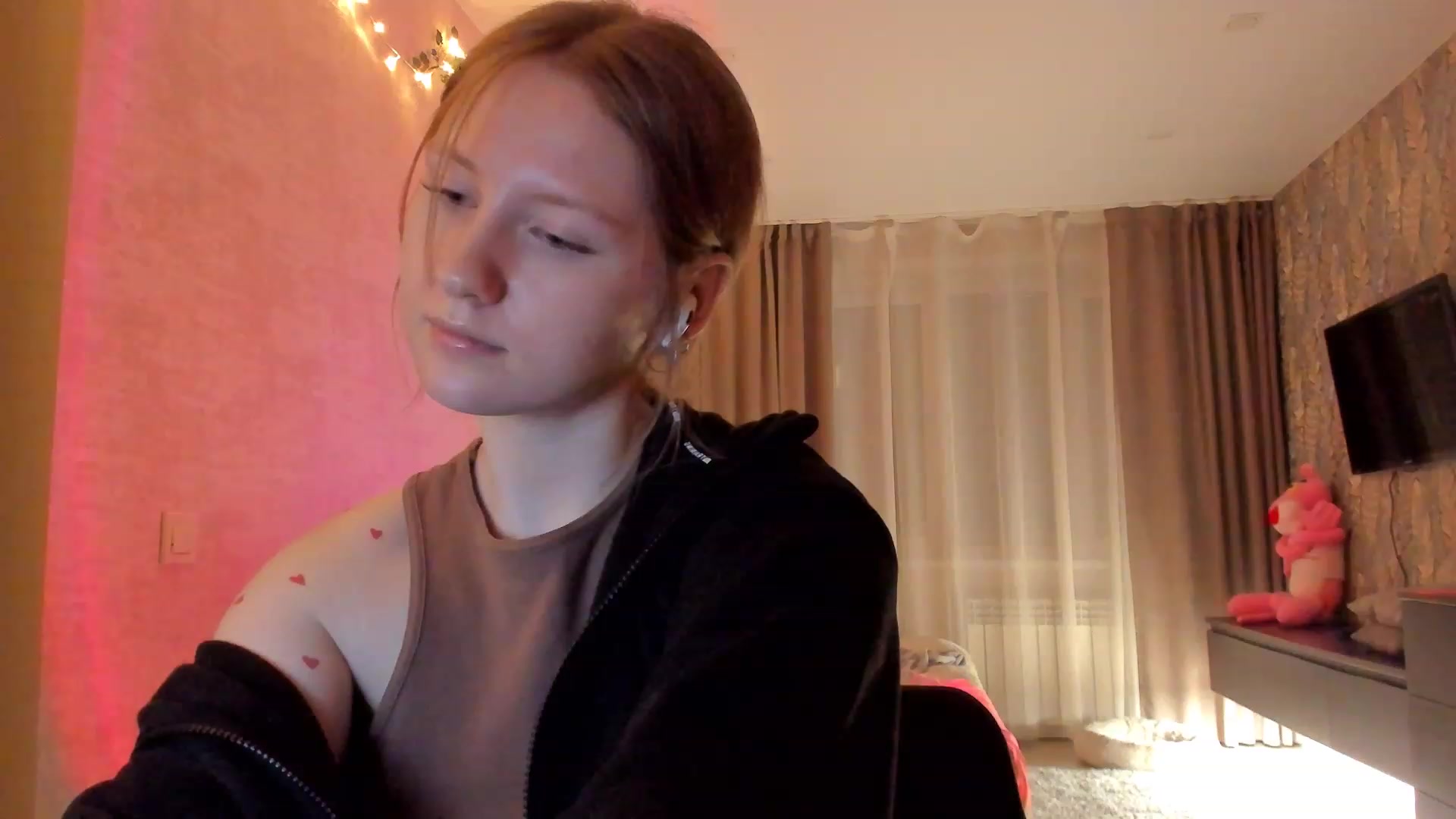 Gallery image thumbnail from cutegirlAlice's myfreecams stream on, 02/06/2023, 17:53 image 8 of 20