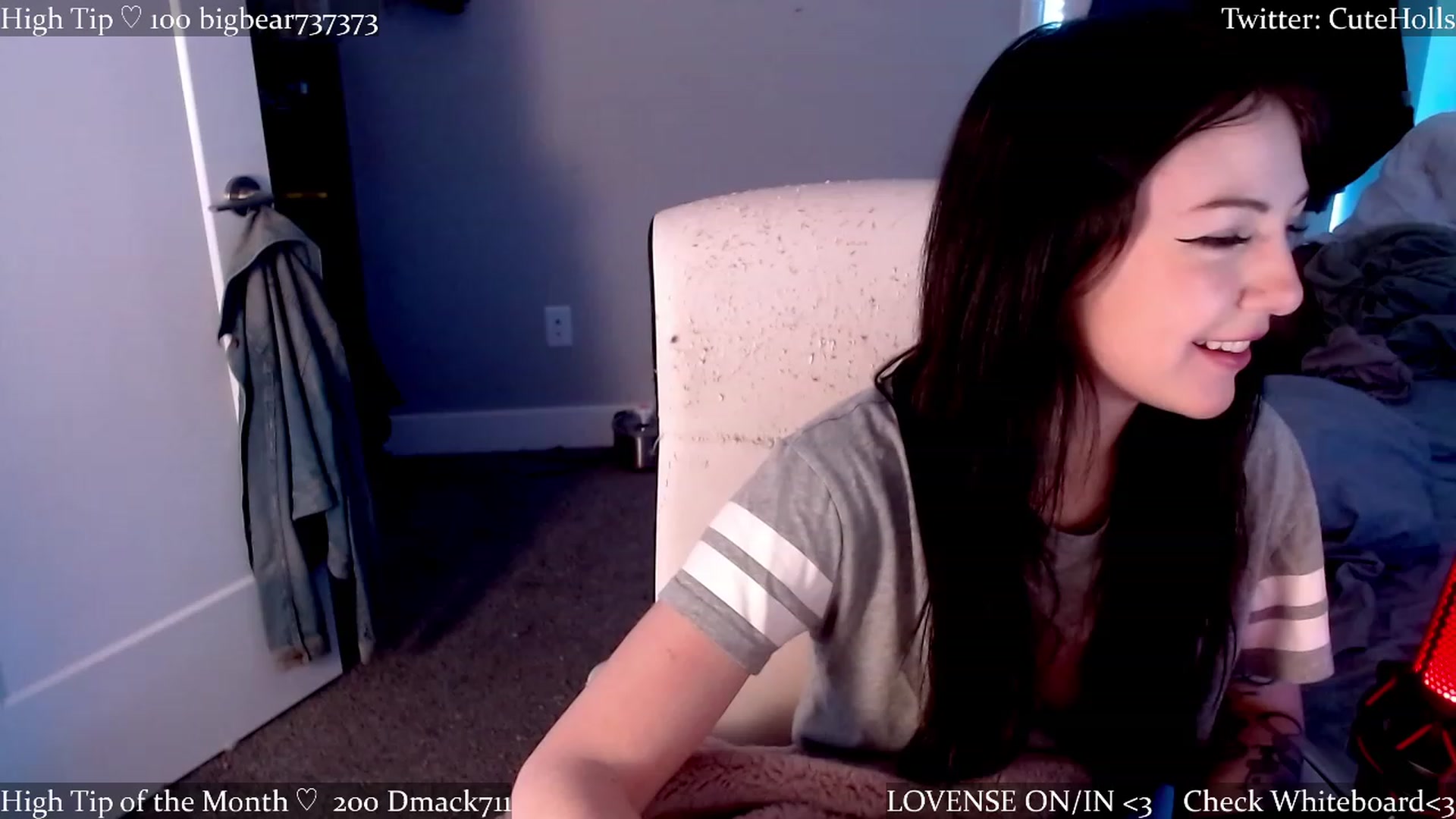 Gallery image thumbnail from cuteholly's myfreecams stream on, 03/21/2023, 08:30 image 16 of 20