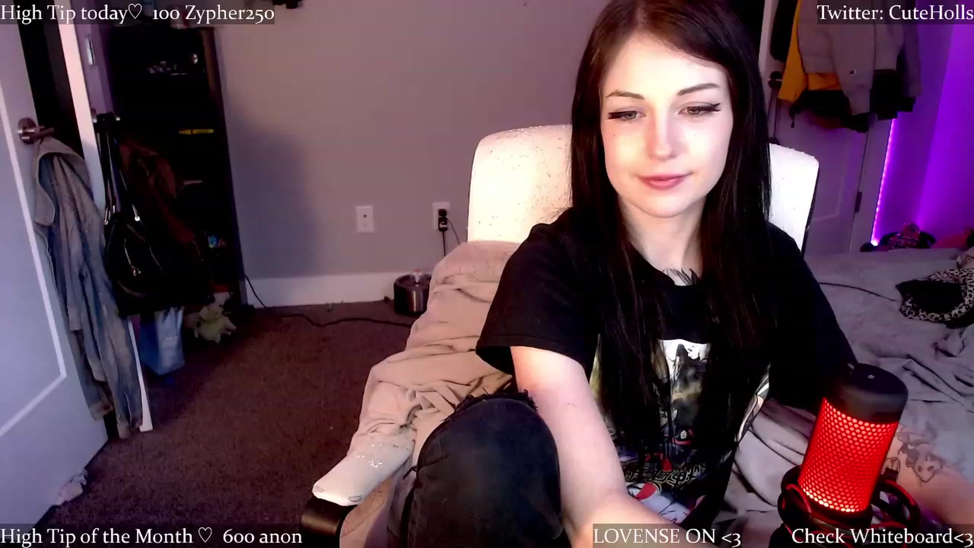 Gallery image thumbnail from cuteholly's myfreecams stream on, 04/28/2023, 20:01 image 1 of 20