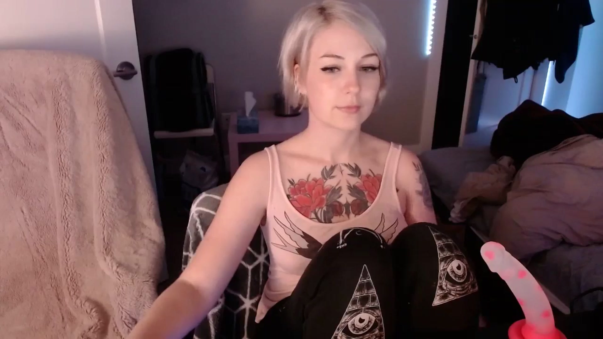 Gallery image thumbnail from cuteholly's myfreecams stream on, 09/29/2023, 08:44 image 8 of 20
