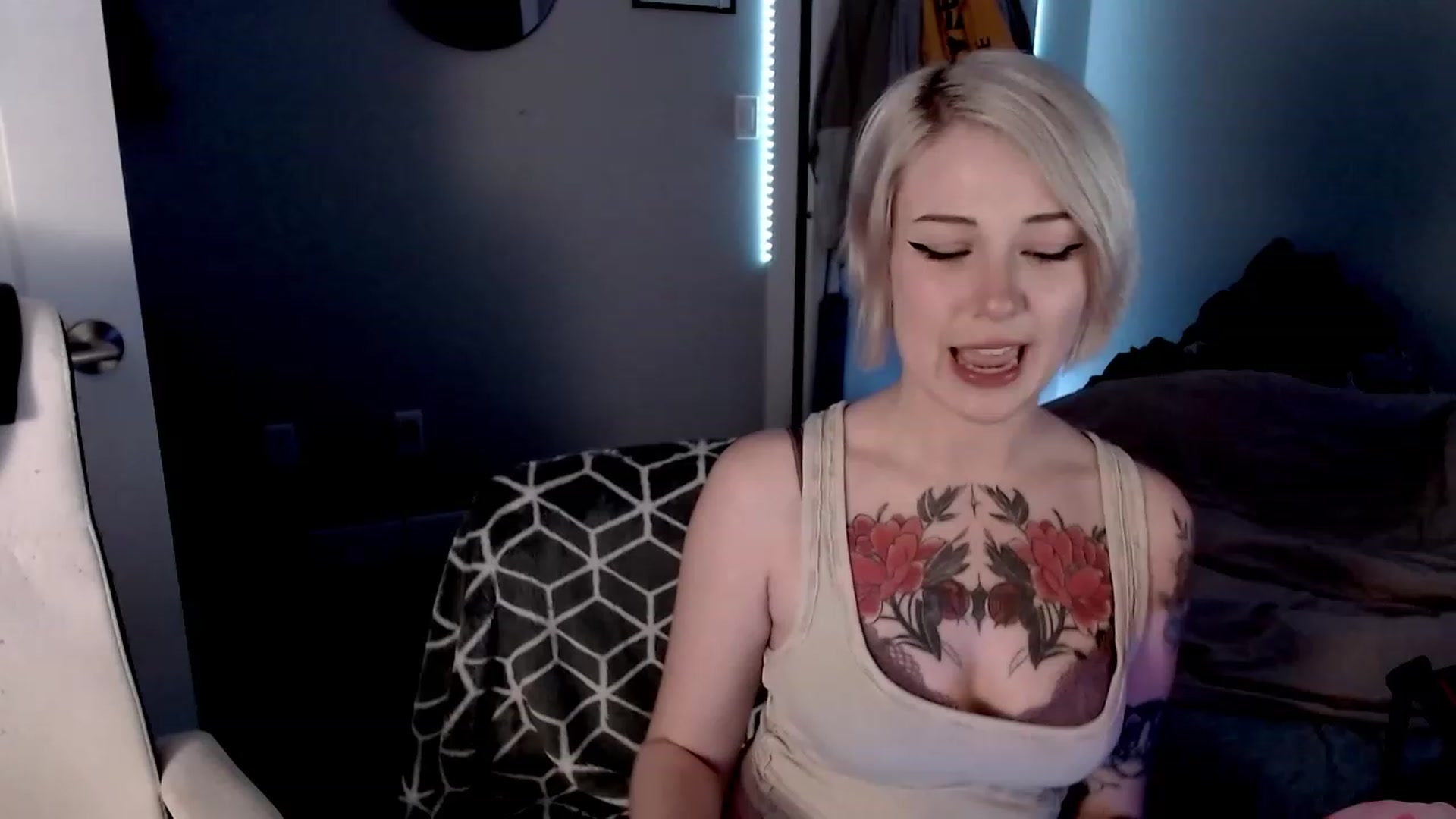 Gallery image thumbnail from cuteholly's myfreecams stream on, 10/14/2023, 09:25 image 14 of 20