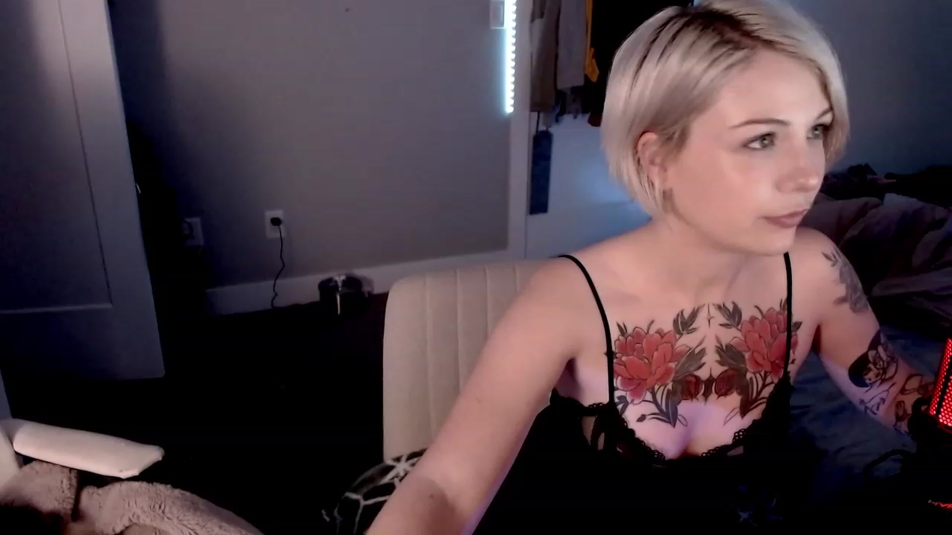 Gallery image thumbnail from cuteholly's myfreecams stream on, 10/19/2023, 05:58 image 8 of 20