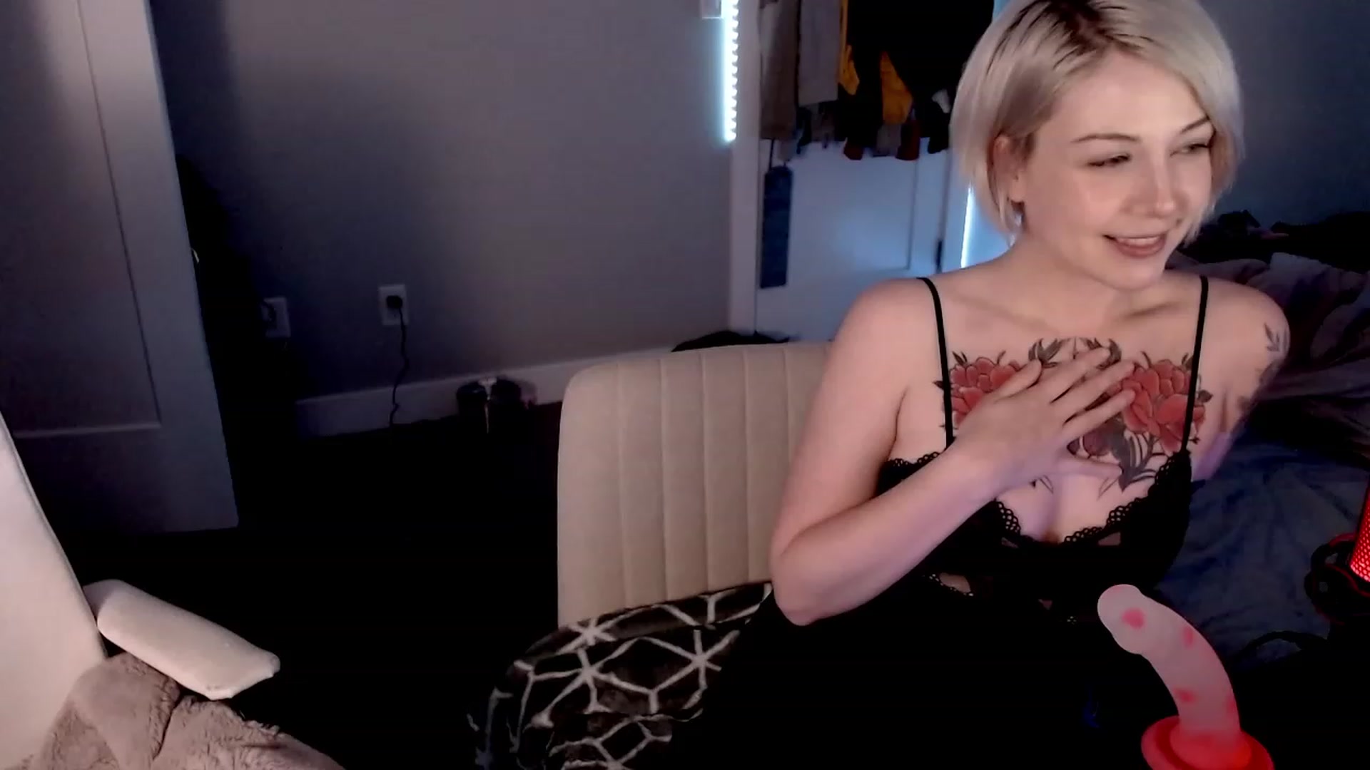 Gallery image thumbnail from cuteholly's myfreecams stream on, 10/19/2023, 05:58 image 16 of 20