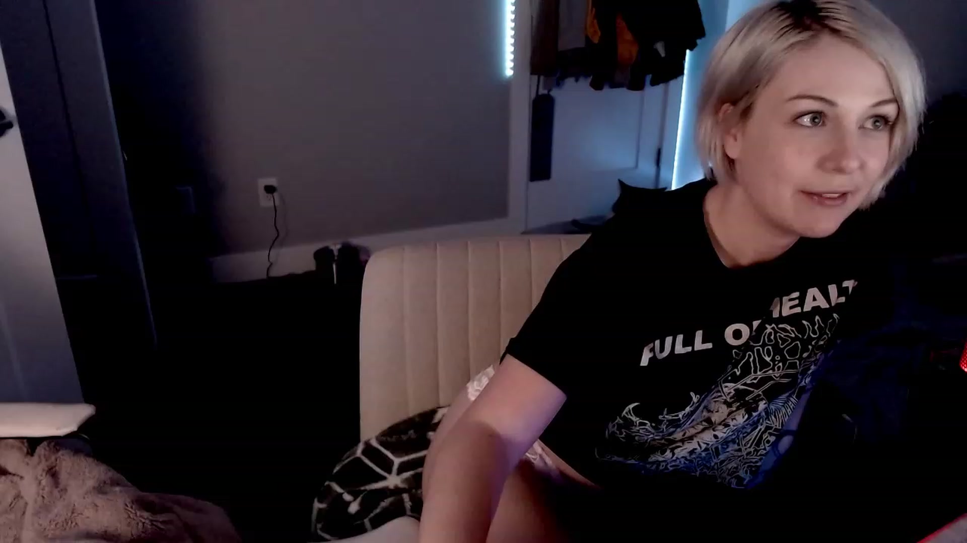 Gallery image thumbnail from cuteholly's myfreecams stream on, 10/19/2023, 12:09 image 8 of 20