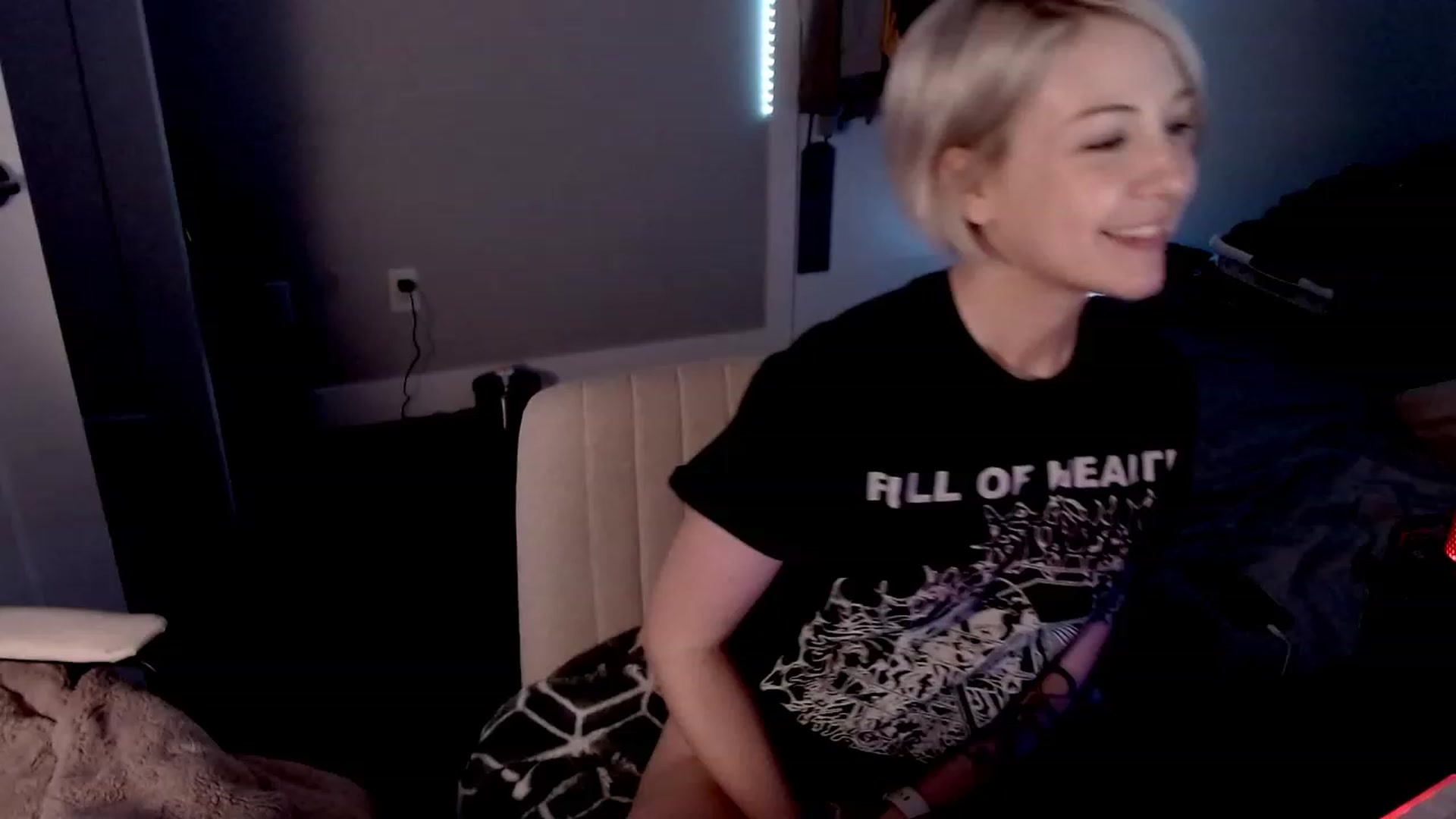 Gallery image thumbnail from cuteholly's myfreecams stream on, 10/19/2023, 12:09 image 7 of 20