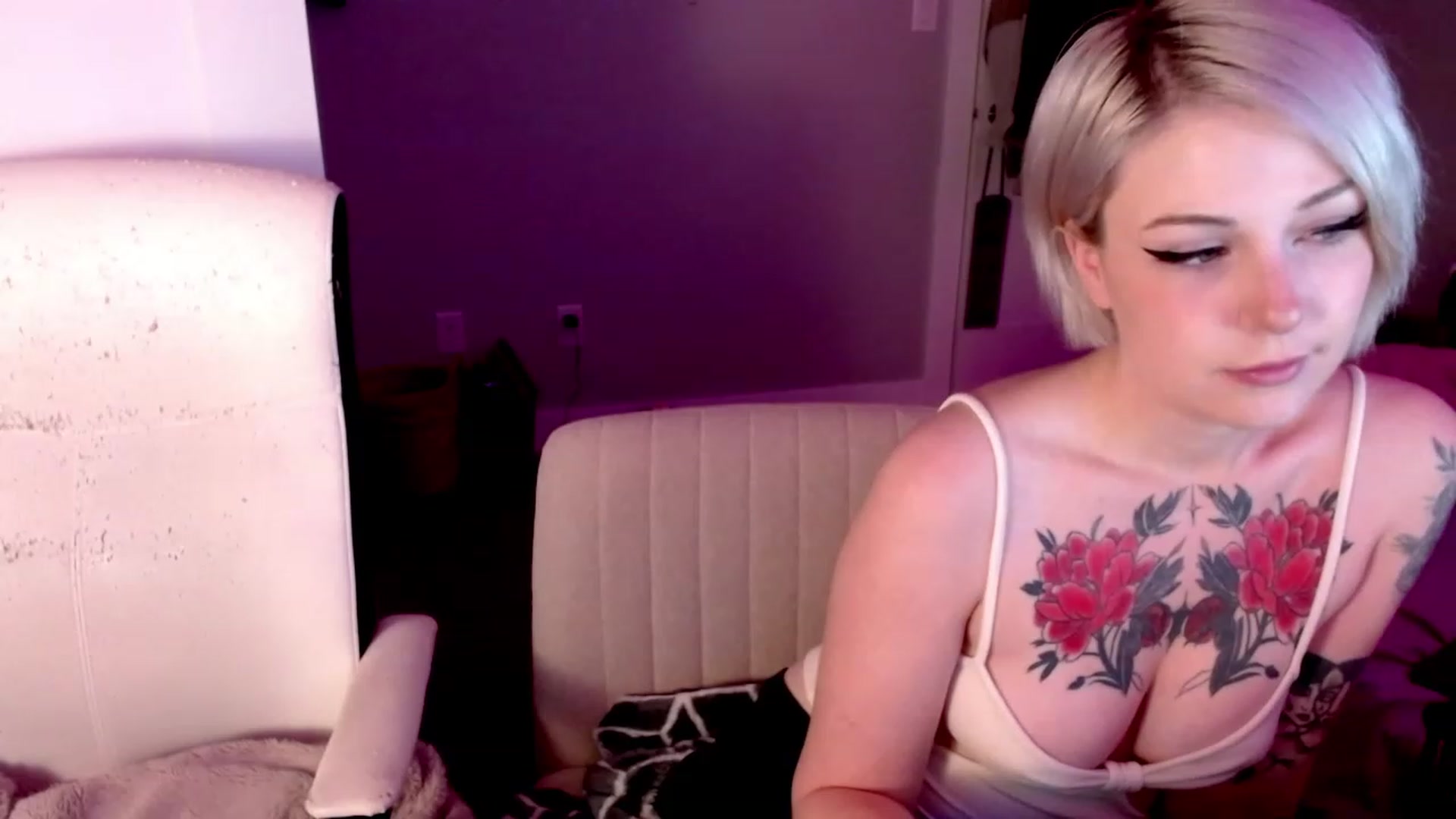 Gallery image thumbnail from cuteholly's myfreecams stream on, 10/23/2023, 21:21 image 4 of 20