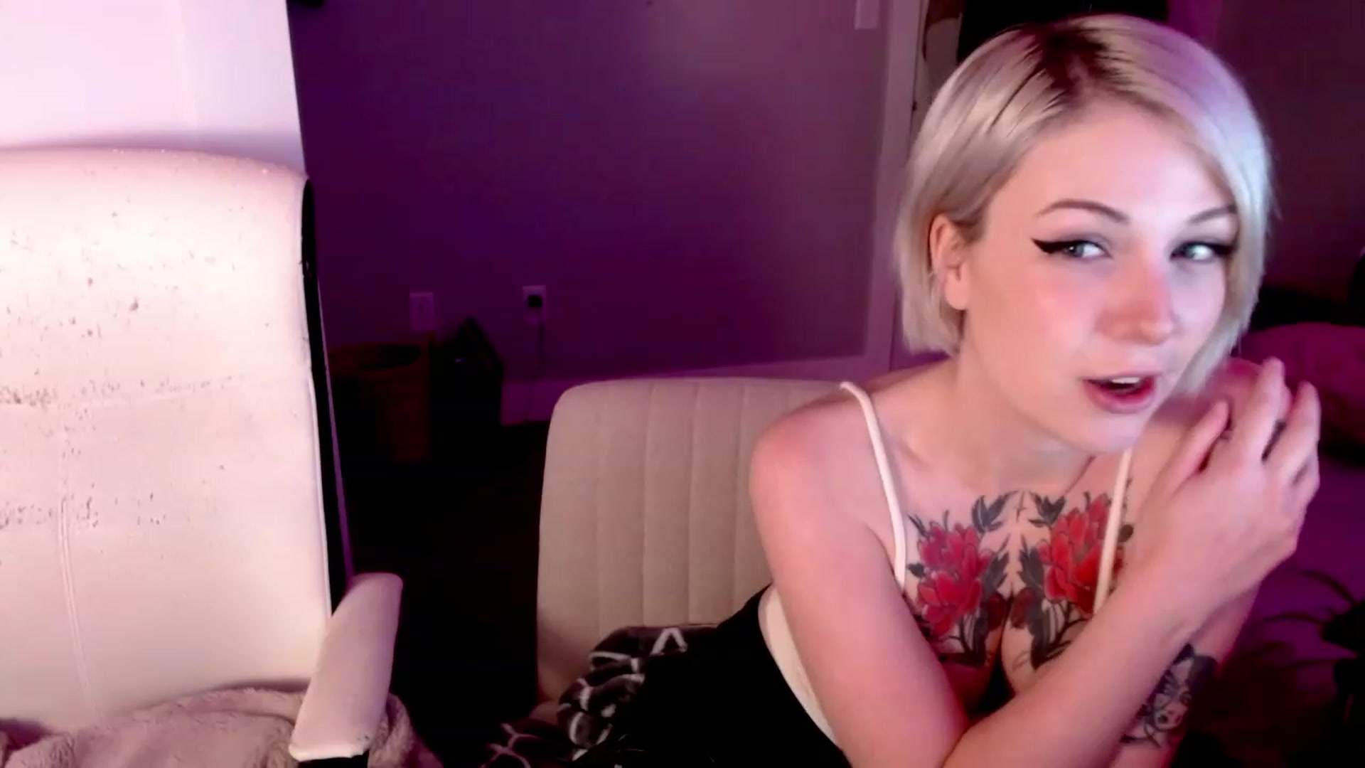 Gallery image thumbnail from cuteholly's myfreecams stream on, 10/23/2023, 21:21 image 16 of 20