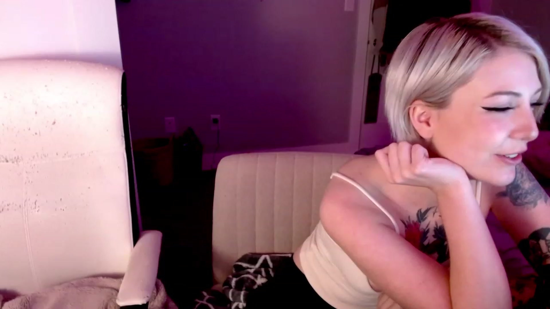 Gallery image thumbnail from cuteholly's myfreecams stream on, 10/23/2023, 21:21 image 11 of 20