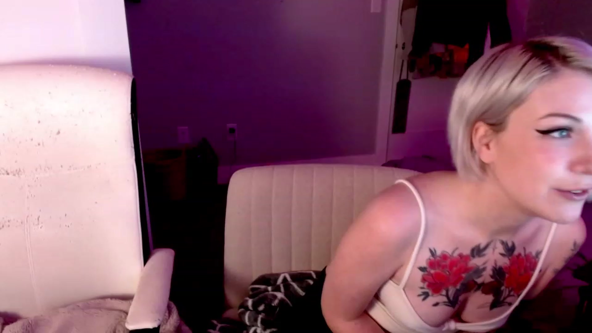 Gallery image thumbnail from cuteholly's myfreecams stream on, 10/23/2023, 21:21 image 17 of 20