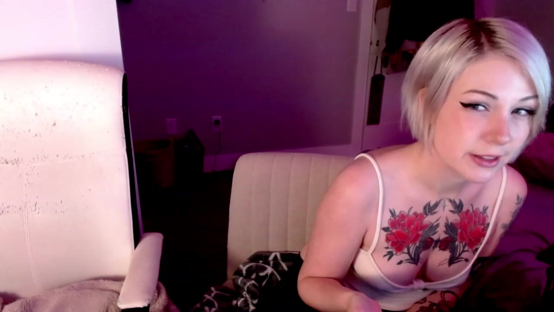 Gallery image thumbnail from cuteholly's myfreecams stream on, 10/23/2023, 21:21 image 20 of 20