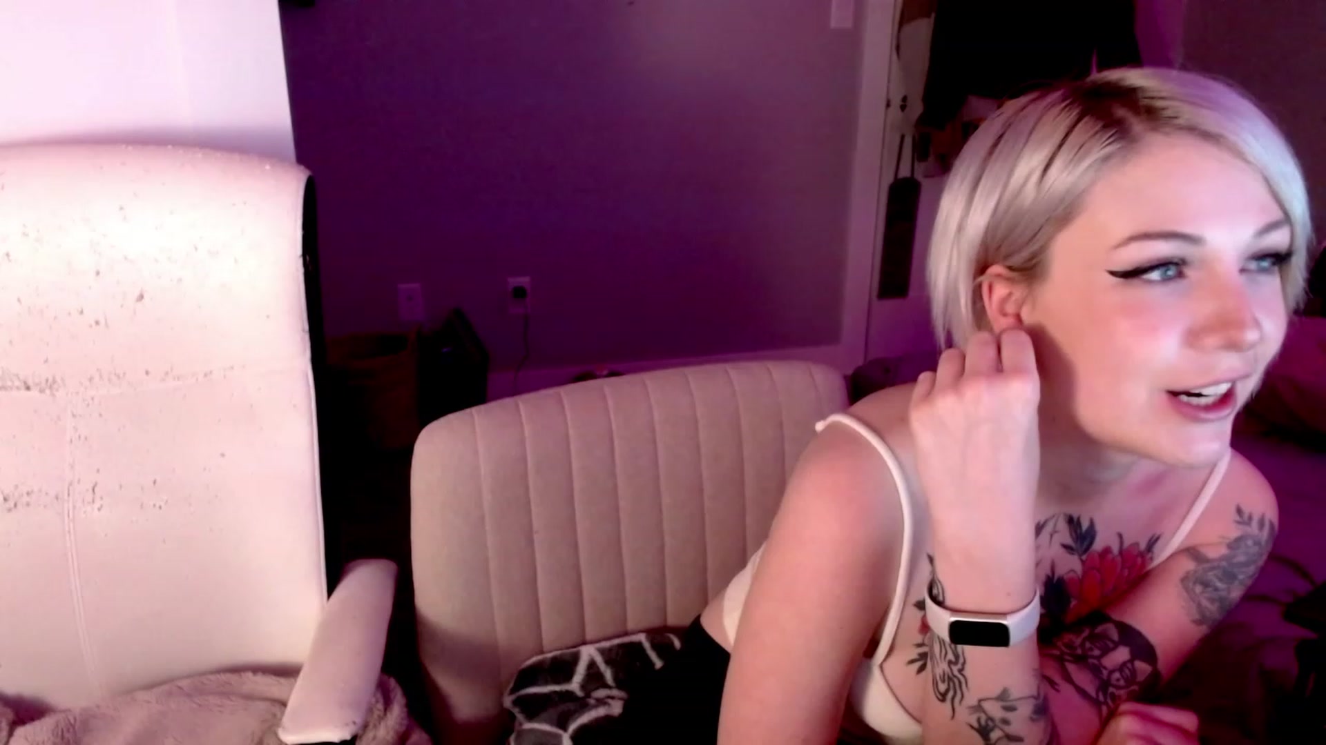 Gallery image thumbnail from cuteholly's myfreecams stream on, 10/23/2023, 21:21 image 3 of 20
