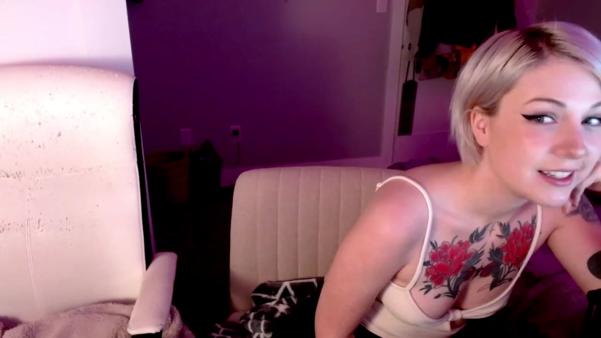Gallery image thumbnail from cuteholly's myfreecams stream on, 10/23/2023, 21:21 image 12 of 20