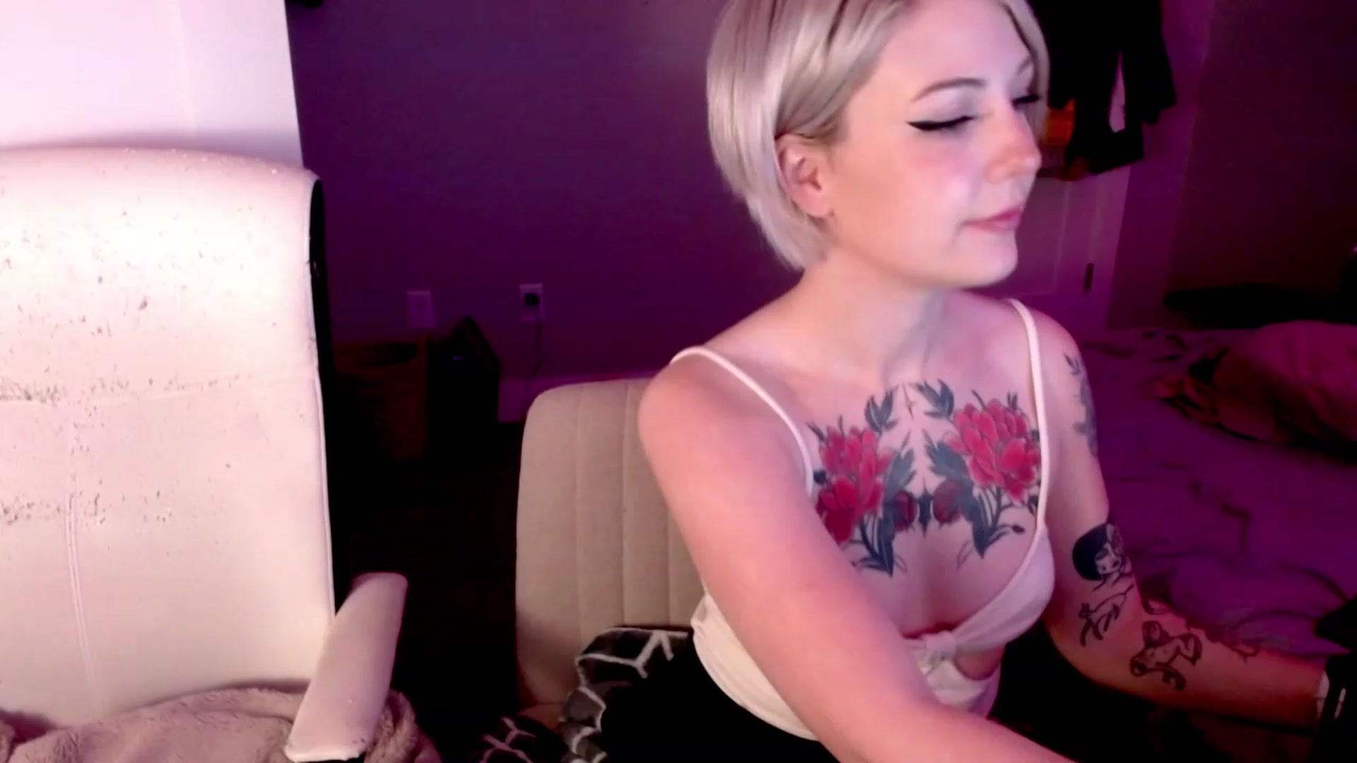 Gallery image thumbnail from cuteholly's myfreecams stream on, 10/23/2023, 21:21 image 1 of 20