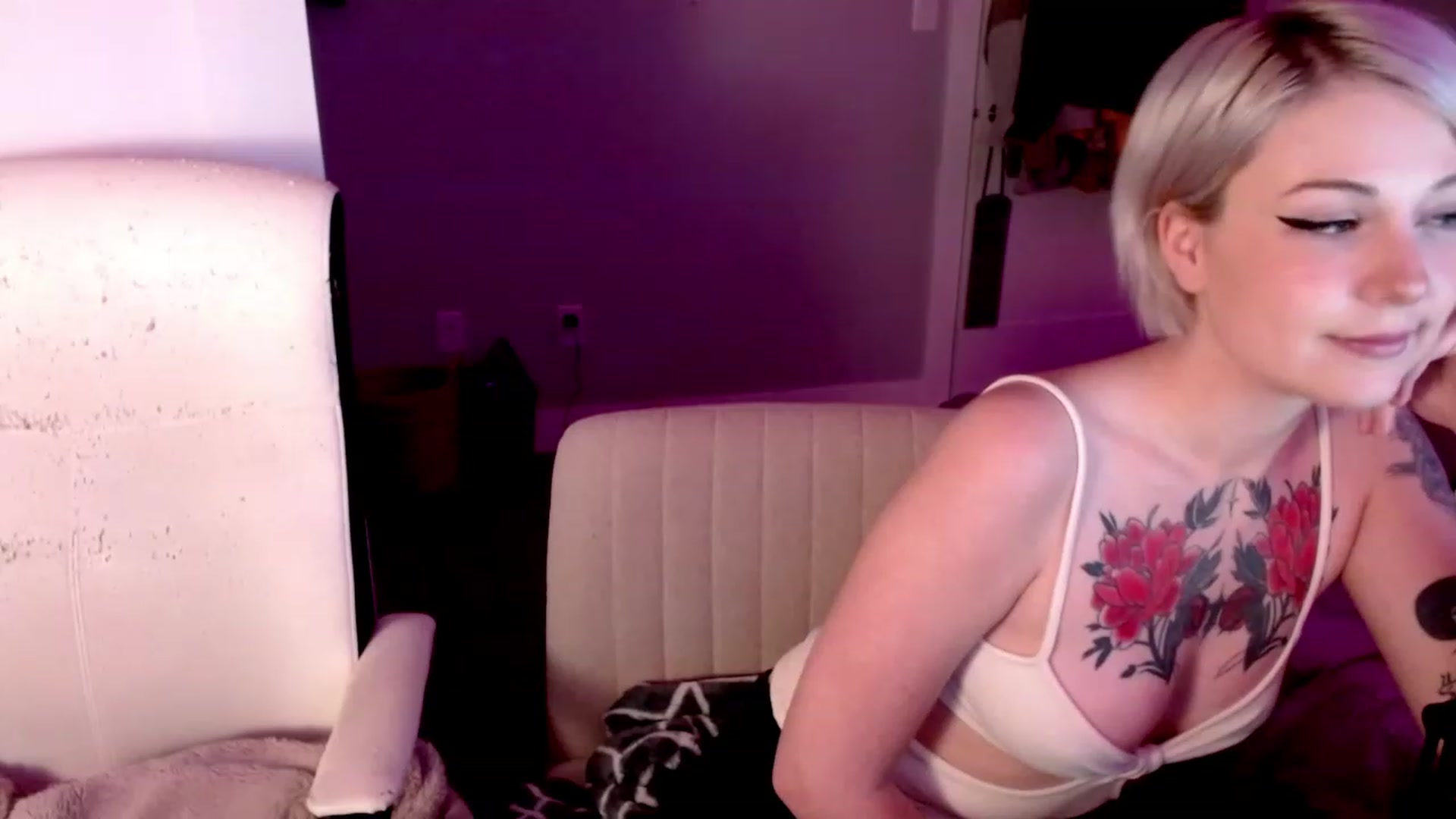 Gallery image thumbnail from cuteholly's myfreecams stream on, 10/23/2023, 21:21 image 7 of 20
