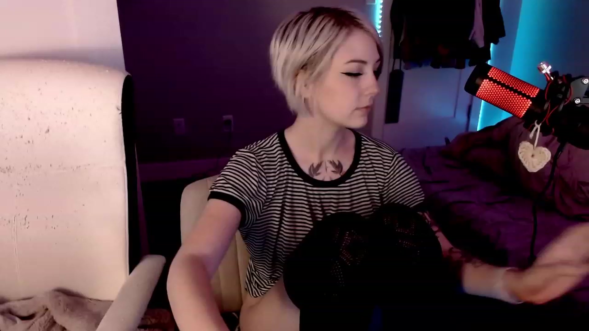 Gallery image thumbnail from cuteholly's myfreecams stream on, 10/27/2023, 19:46 image 2 of 20