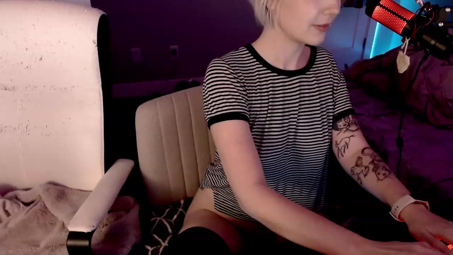 Gallery image thumbnail from cuteholly's myfreecams stream on, 10/27/2023, 19:46 image 8 of 20