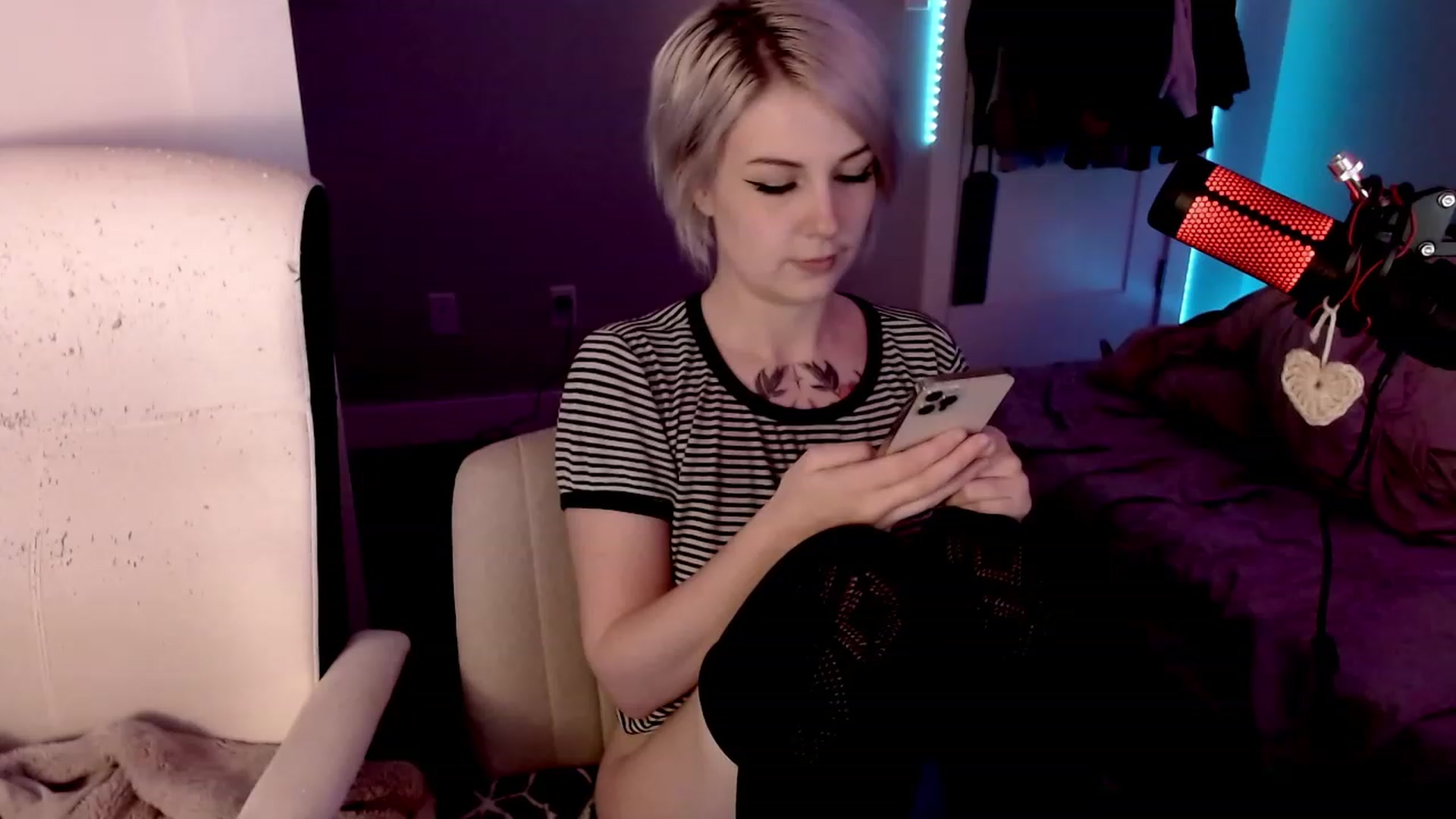 Gallery image thumbnail from cuteholly's myfreecams stream on, 10/27/2023, 19:46 image 4 of 20