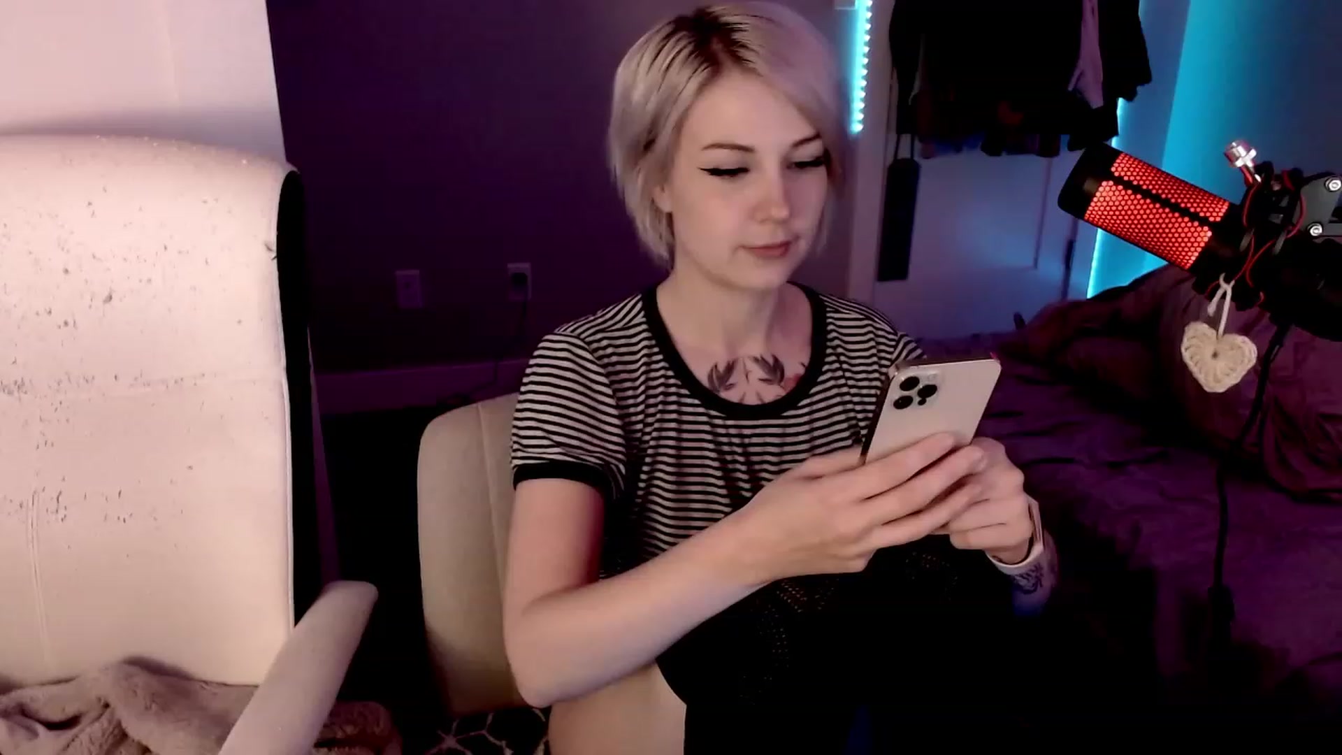 Gallery image thumbnail from cuteholly's myfreecams stream on, 10/27/2023, 19:46 image 3 of 20