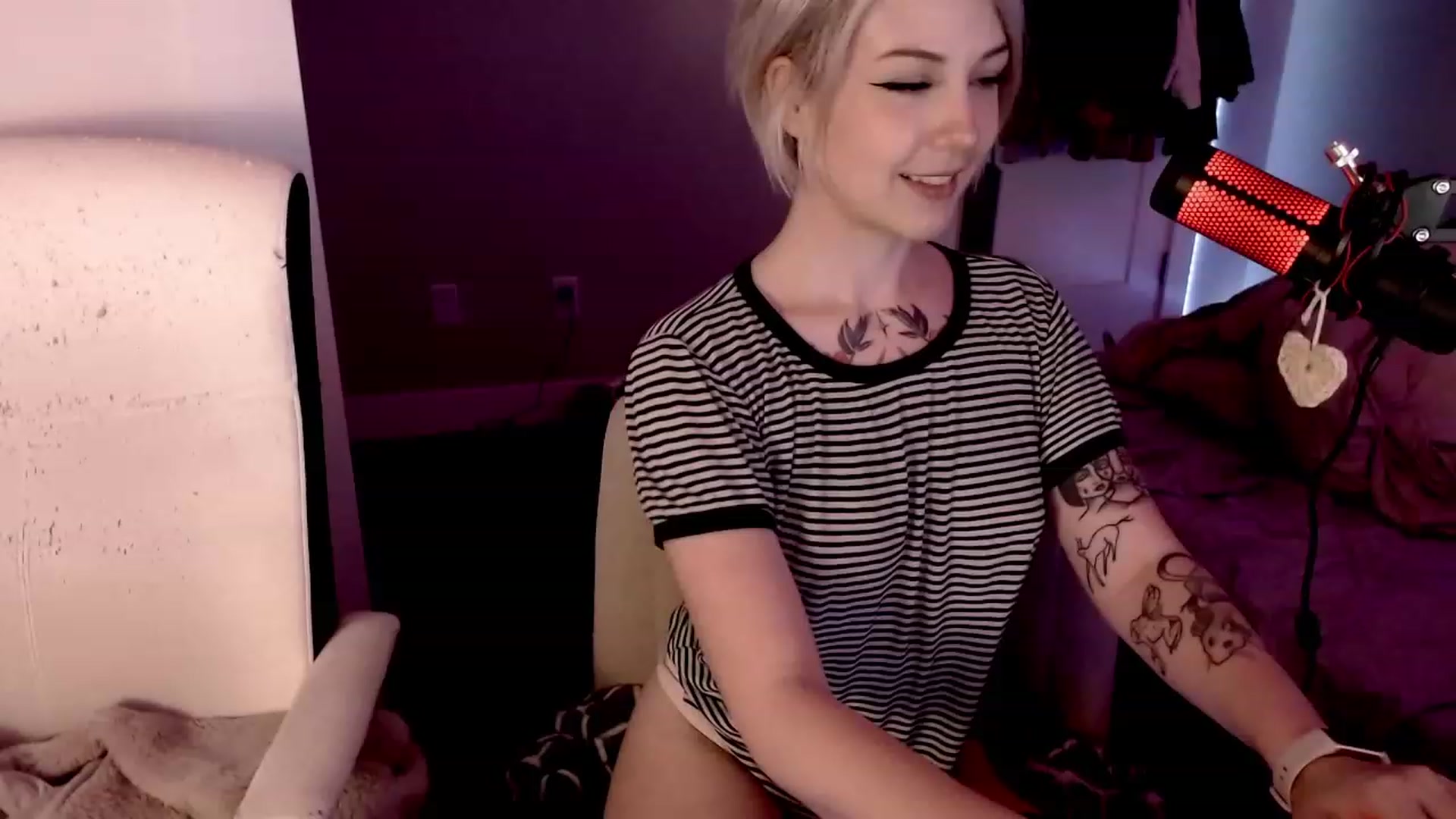 Gallery image thumbnail from cuteholly's myfreecams stream on, 10/27/2023, 19:46 image 12 of 20