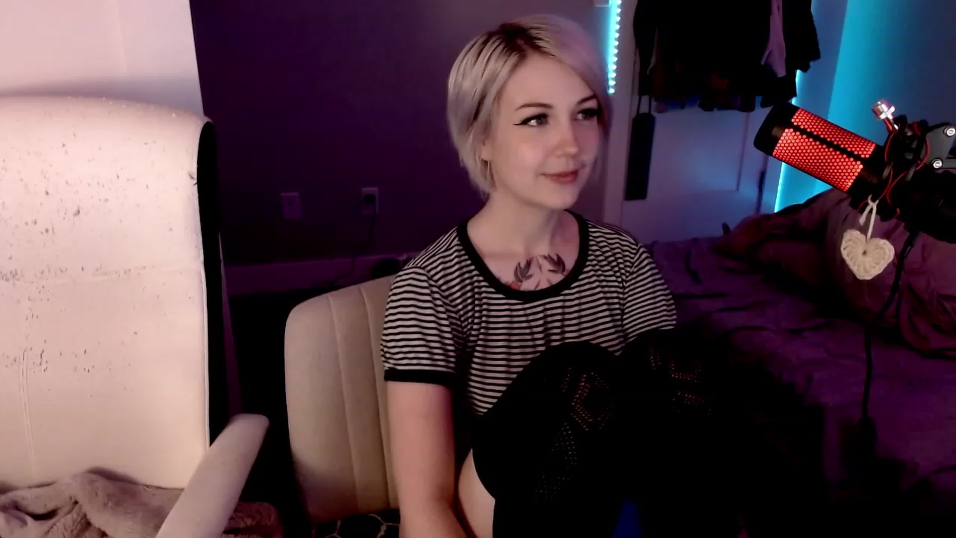 Gallery image thumbnail from cuteholly's myfreecams stream on, 10/27/2023, 19:46 image 1 of 20