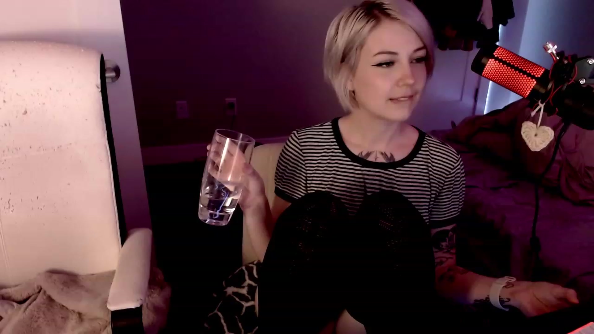 Gallery image thumbnail from cuteholly's myfreecams stream on, 10/27/2023, 19:46 image 19 of 20