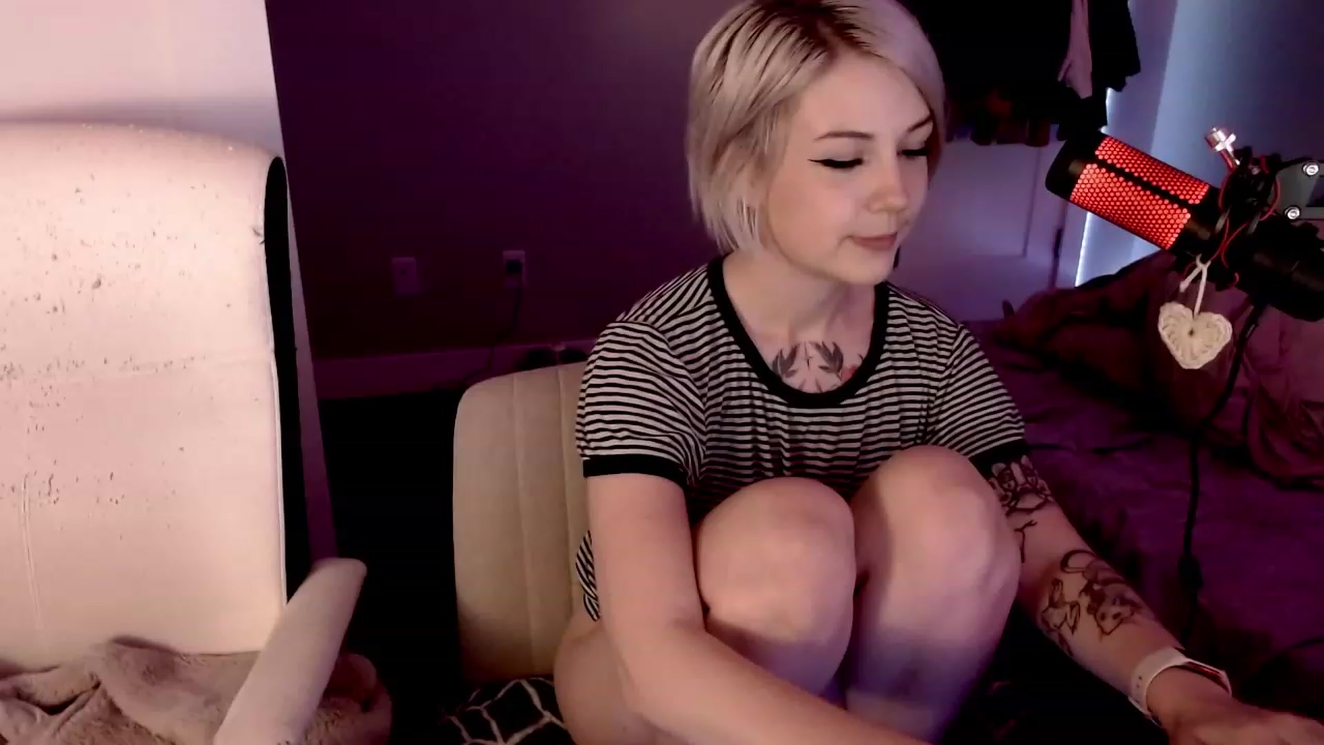 Gallery image thumbnail from cuteholly's myfreecams stream on, 10/27/2023, 19:46 image 14 of 20