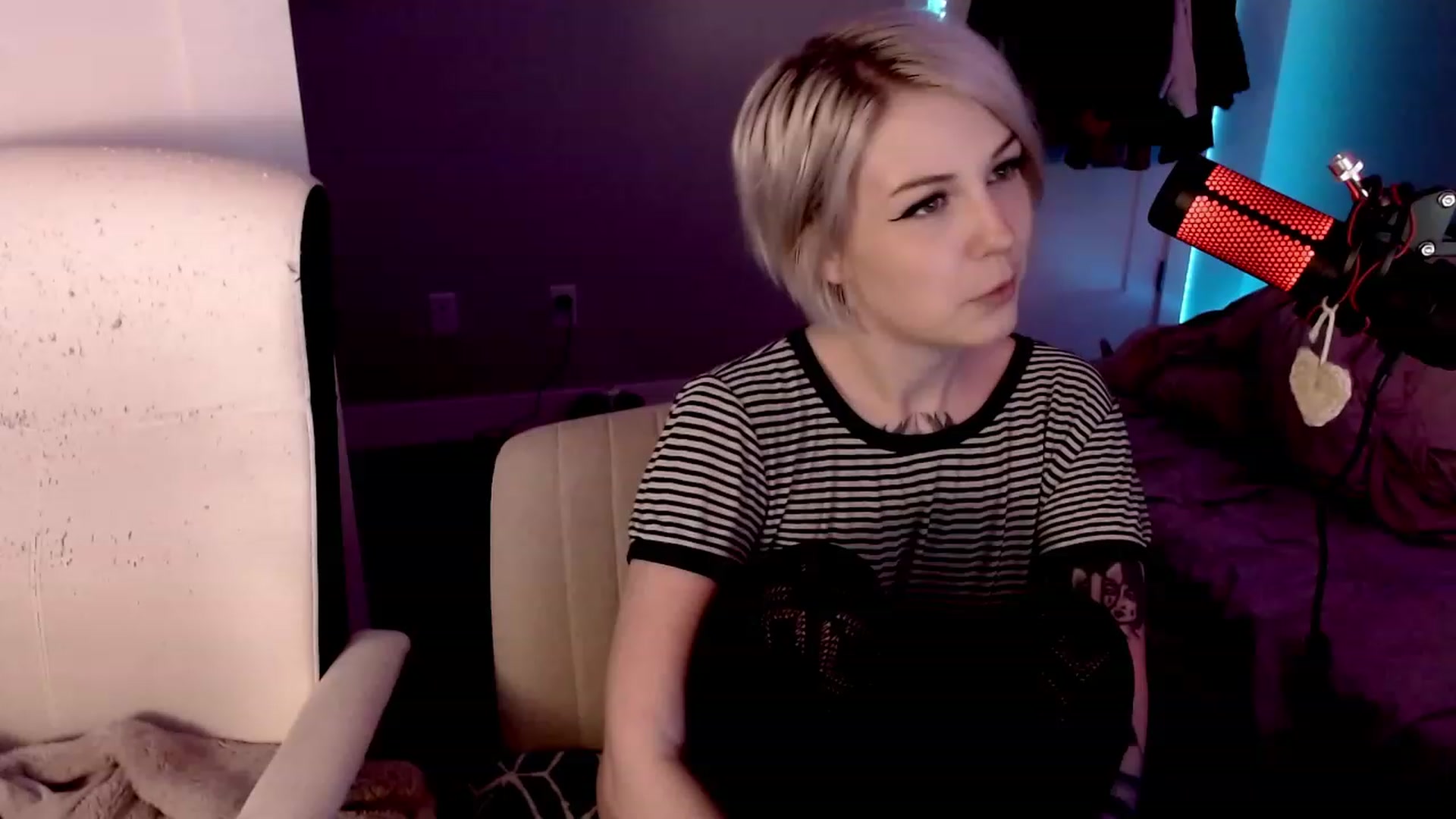 Gallery image thumbnail from cuteholly's myfreecams stream on, 10/27/2023, 19:46 image 6 of 20